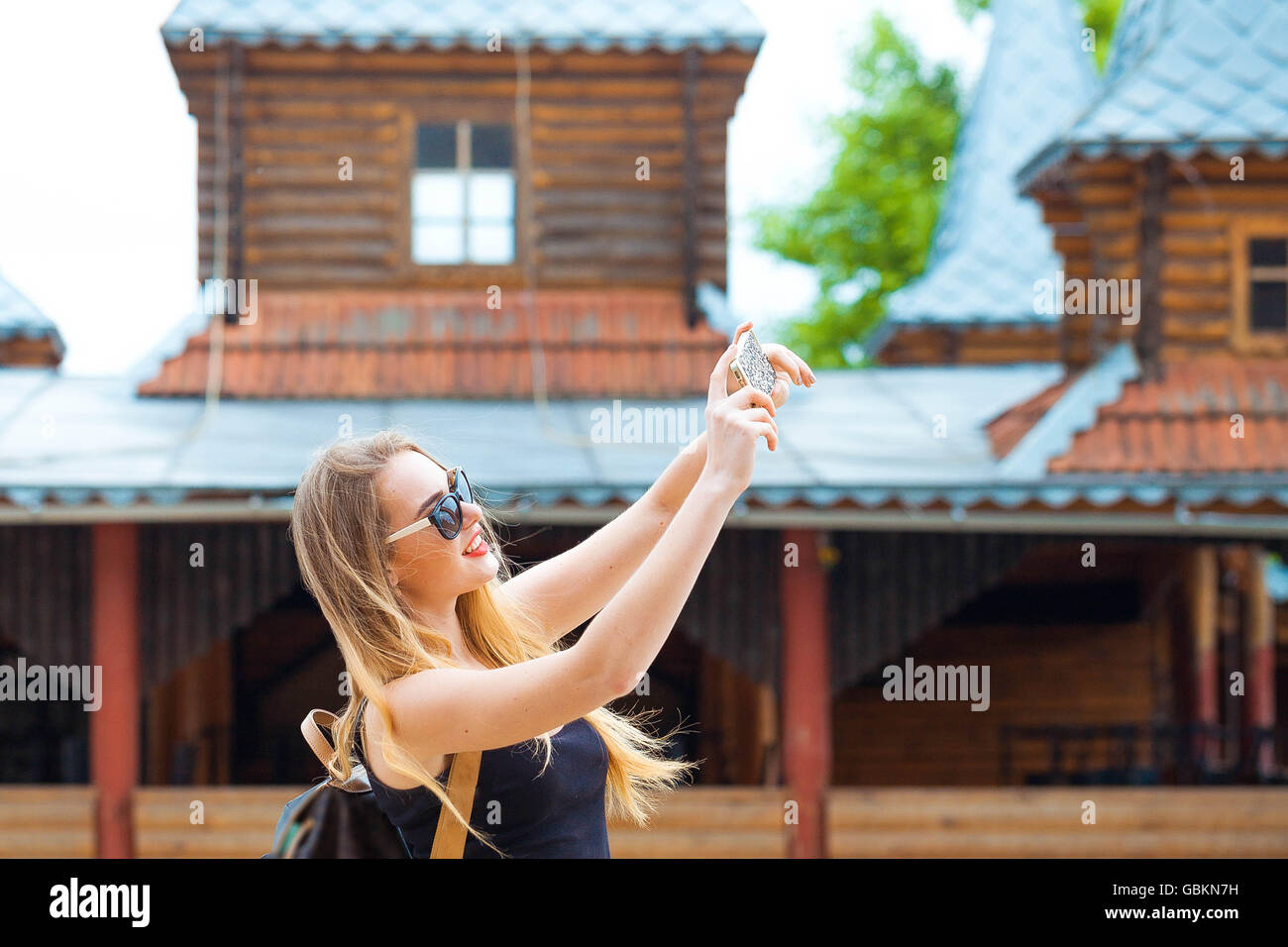 Junge Reisende Frau im Land Stockfoto