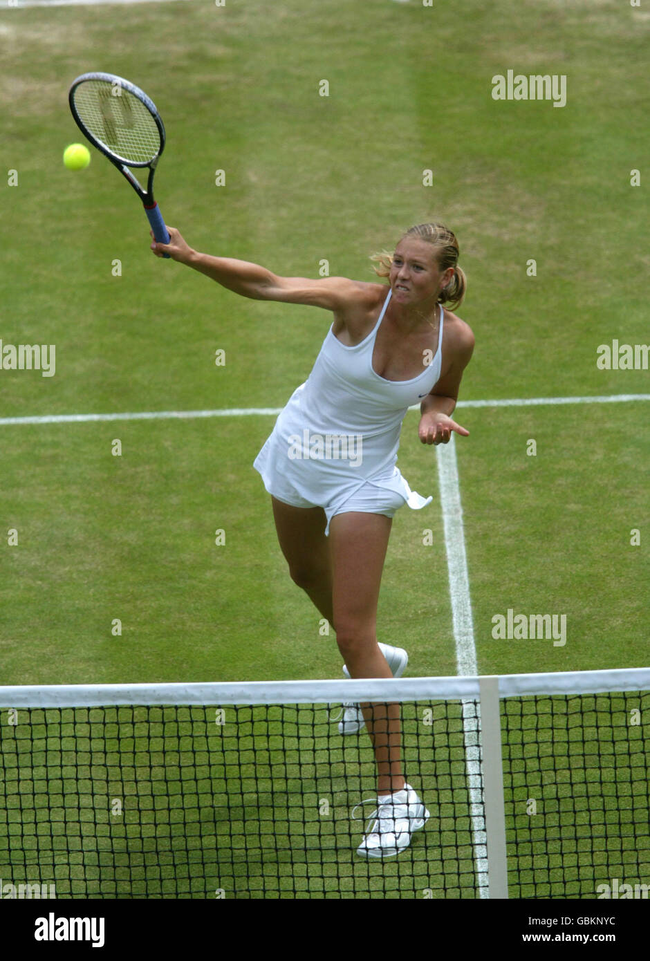 Tennis - Wimbledon 2004 - 3. Runde - Maria Sharapova V Amy Frazier Stockfoto