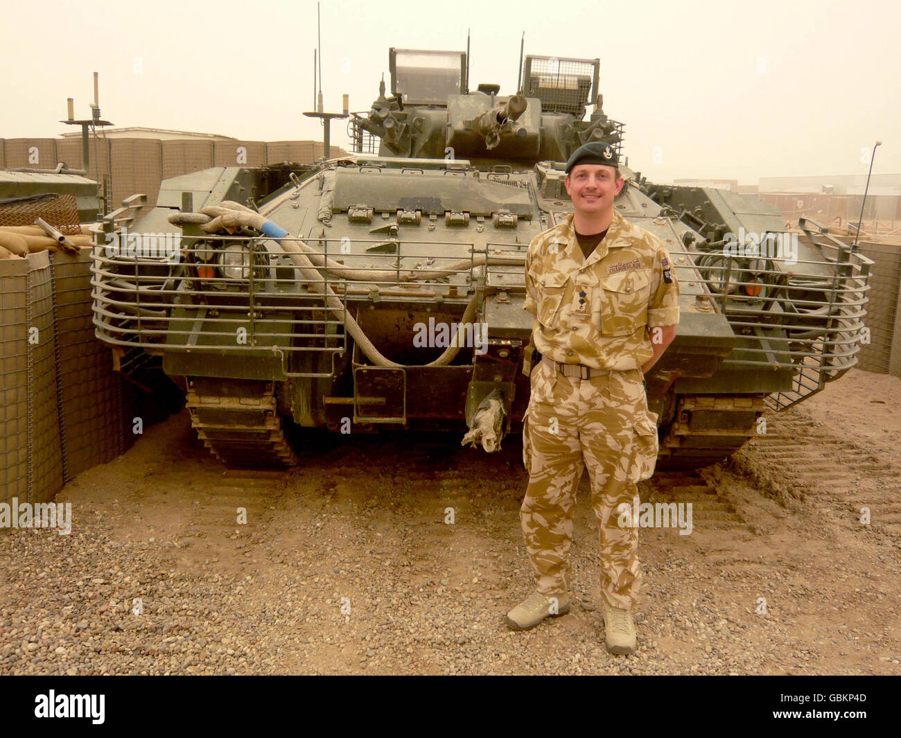Oberstleutnant Edward Chamberlain, Kommandant des 5. Bataillons, die Gewehre (5 Gewehre), steht neben einem Warrior Armoured Kampffahrzeug bei COB Basra, Irak. Stockfoto