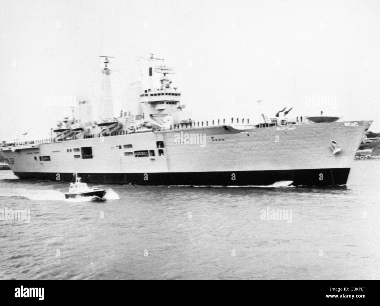 HMS Illustrious (R06), das teuerste Schiff der Royal Navy, machte sich nach ihrer Dankeszeremonie auf den Weg auf die Tyne. Sie wurde drei Monate vor dem Zeitplan von der Tyneside Schiffsbauer Swan Hunter abgeschlossen. Stockfoto