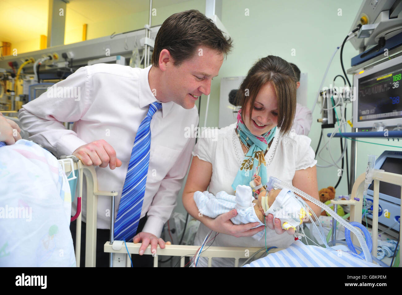 Der Vorsitzende der Liberaldemokraten Nick Clegg trifft auf die 26-jährige Mutter Katherine Hicks aus Taffswell und ihr 12-wöchiges Baby Dyfan, als er die Neugeborenenstation des Qeen Elizabeth Hospital in Cardiff besucht. Stockfoto