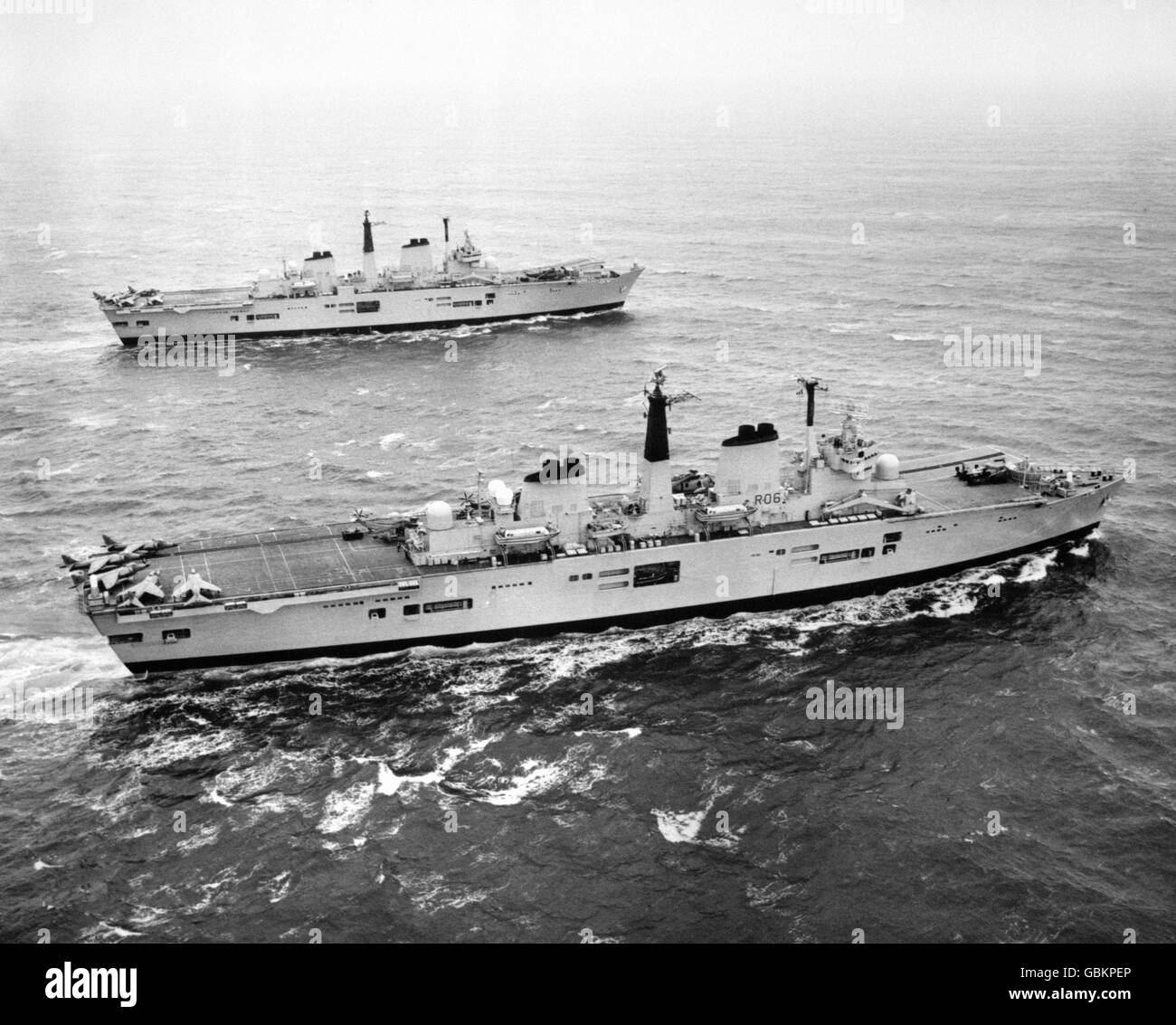 Royal Navy Kriegsschiffe HMS Illustrious, Foreground, und HMS Ark Royal, in enger Formation in der Nordsee vor dem Firth of Forth, nach Durchführung gemeinsamer Übungen. Stockfoto
