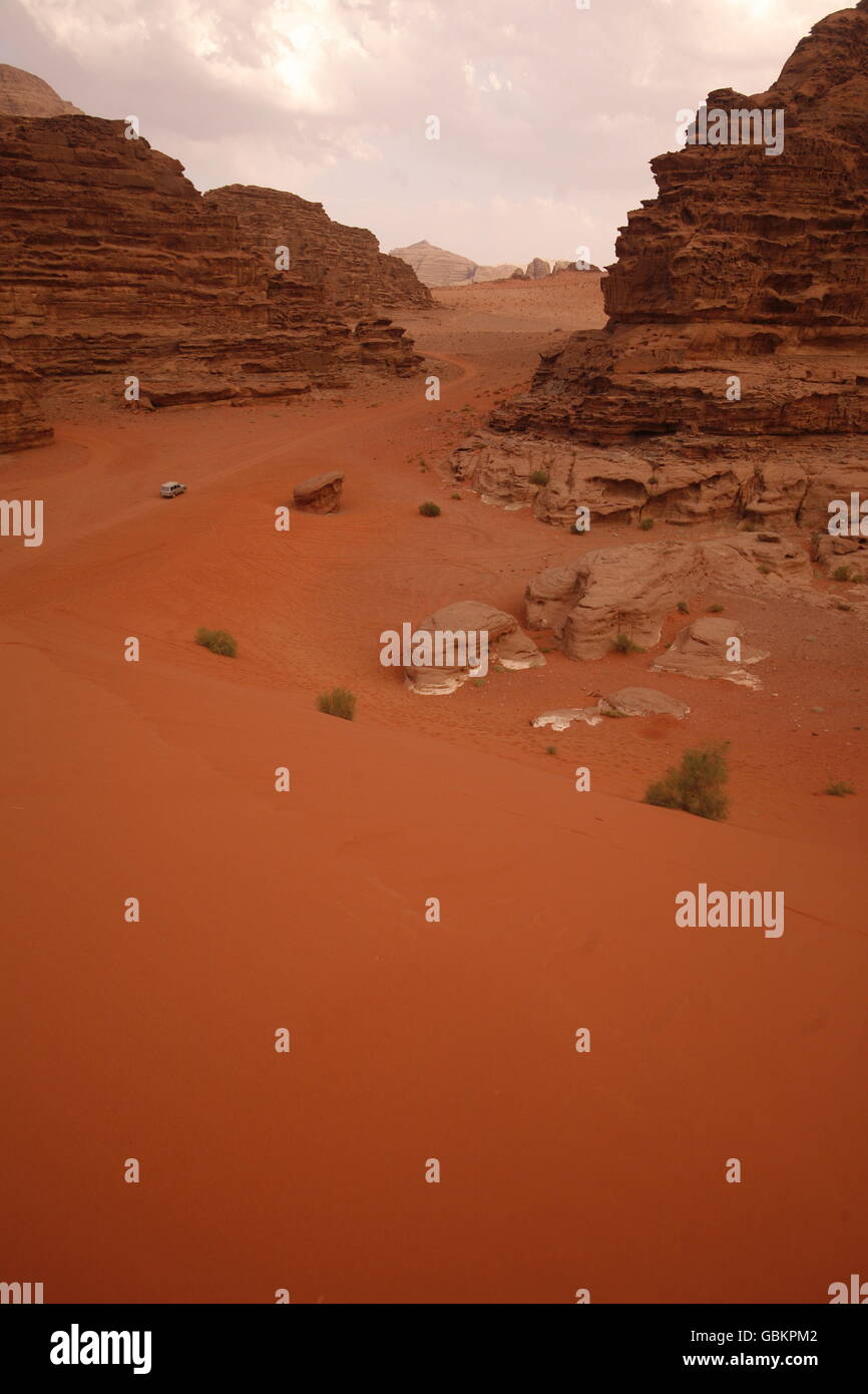 Die Landschaft der Wüste Wadi Rum in Jordanien im Nahen Osten. Stockfoto