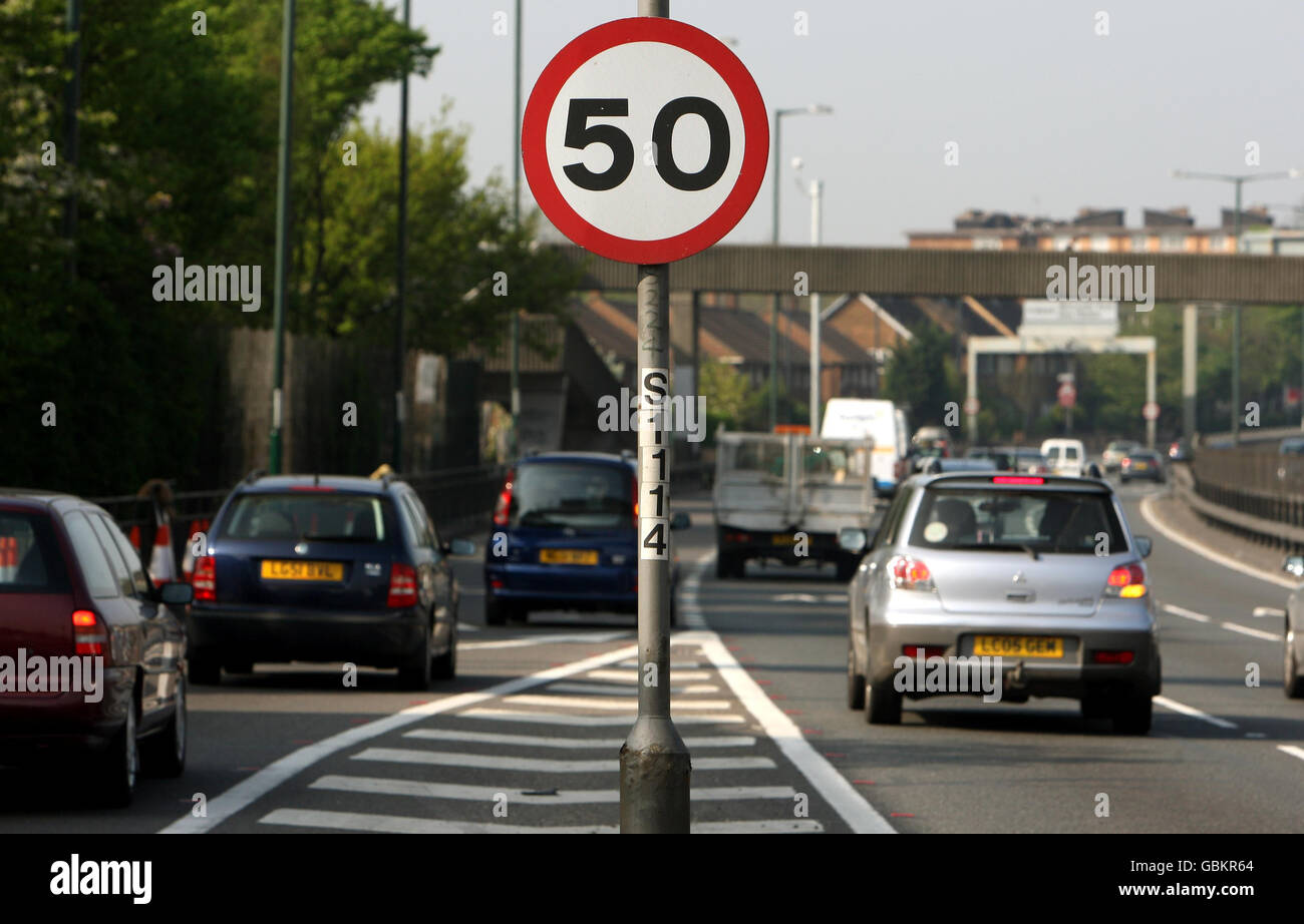 Autos fahren an der A3 in New Malden im Südwesten Londons vorbei. Jim Fitzpatrick, Minister für Straßenverkehrssicherheit, hat heute weitreichende Vorschläge zur drastischen Reduzierung der Zahl der Verkehrstoten vorgelegt, da er auch eine umfassende Überarbeitung des Fahrerschulungs- und Testprozesses bestätigte. Stockfoto