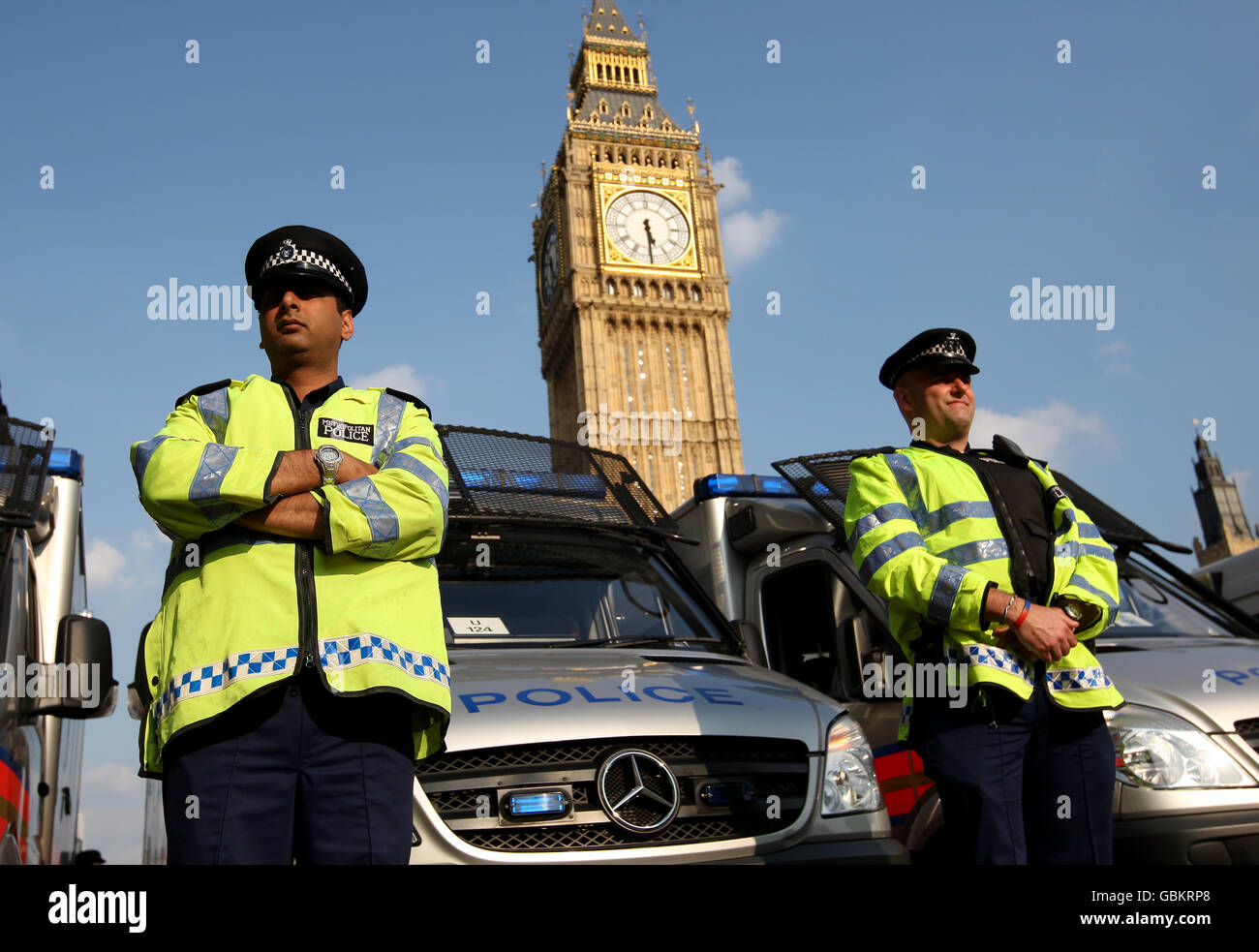 Metropolitan Police Officers mit Polizeiwagen stehen vor Big Ben, während sie eine Demonstration auf dem Parliament Square in Westminster, London, überwachen, die einen Waffenstillstand in Sri Lanka fordert. DRÜCKEN Sie VERBANDSFOTO. Bild Datum: Montag, 20. April 2009. Bildnachweis sollte lauten: Dominic Lipinski/PA Wire Stockfoto