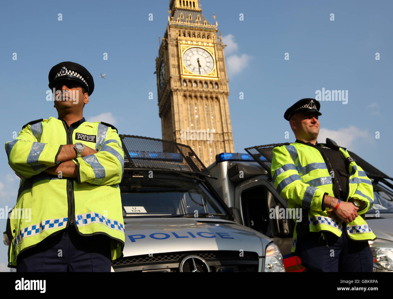 Metropolitan Police Officers mit Polizeiwagen stehen vor Big Ben, während sie eine Demonstration auf dem Parliament Square in Westminster, London, überwachen, die einen Waffenstillstand in Sri Lanka fordert. DRÜCKEN Sie VERBANDSFOTO. Bild Datum: Montag, 20. April 2009. Bildnachweis sollte lauten: Dominic Lipinski/PA Wire Stockfoto
