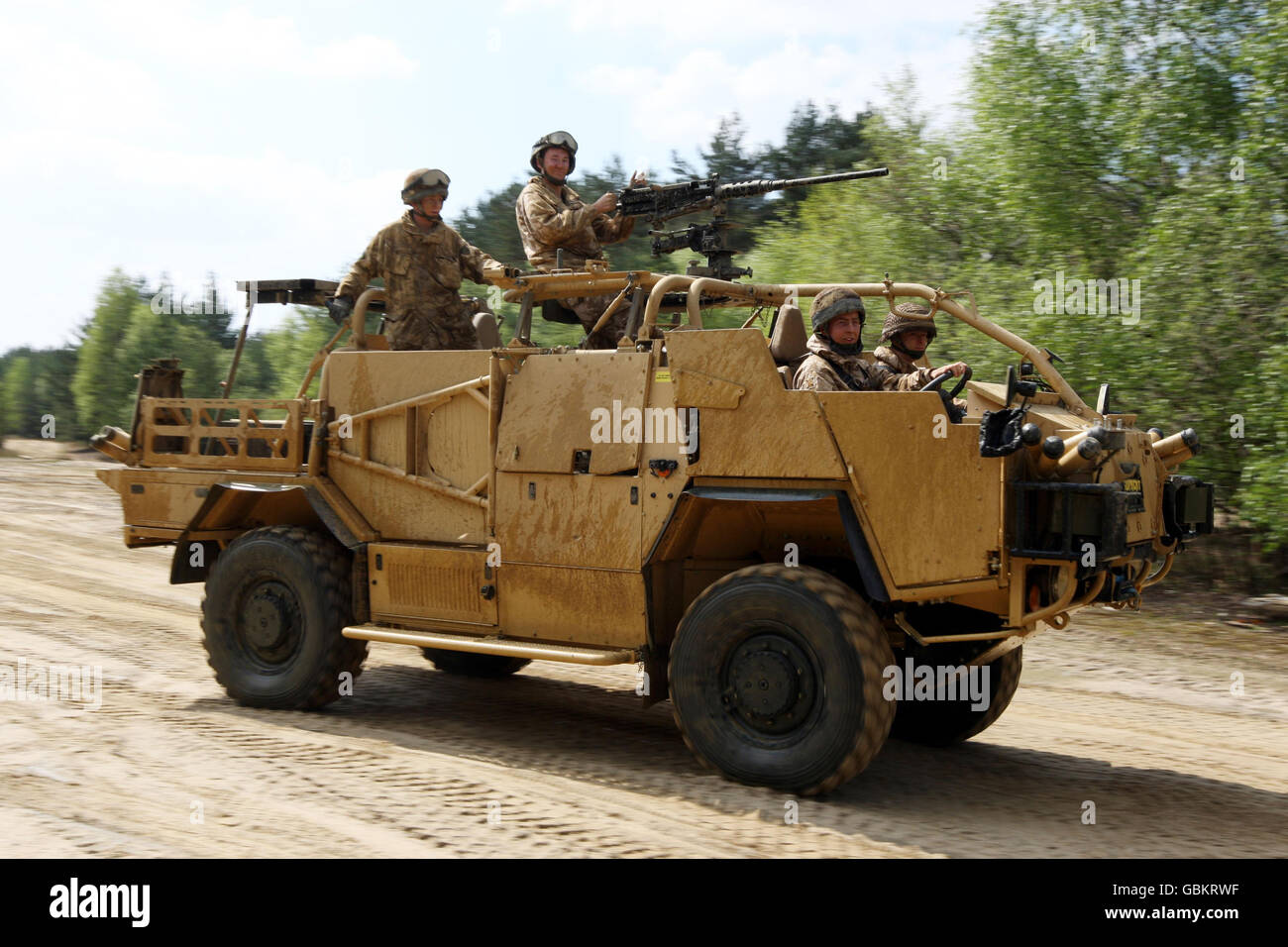 Soldaten des 5. Bataillons des Royal Regiment of Scotland "The Argyls" testen den neuen Jackal 2 und testen ein Panzerfahrzeug von Jackal 2 auf dem Long Valley Testgelände in Aldershot, Hampshire nach Defense Equipment and Support Minister Quentin Davies kündigte einen &pound;74 Millionen Auftrag für 110 Jackal 2 Fahrzeuge und mehr als 70 Coyote Tactical Support Fahrzeuge. Stockfoto