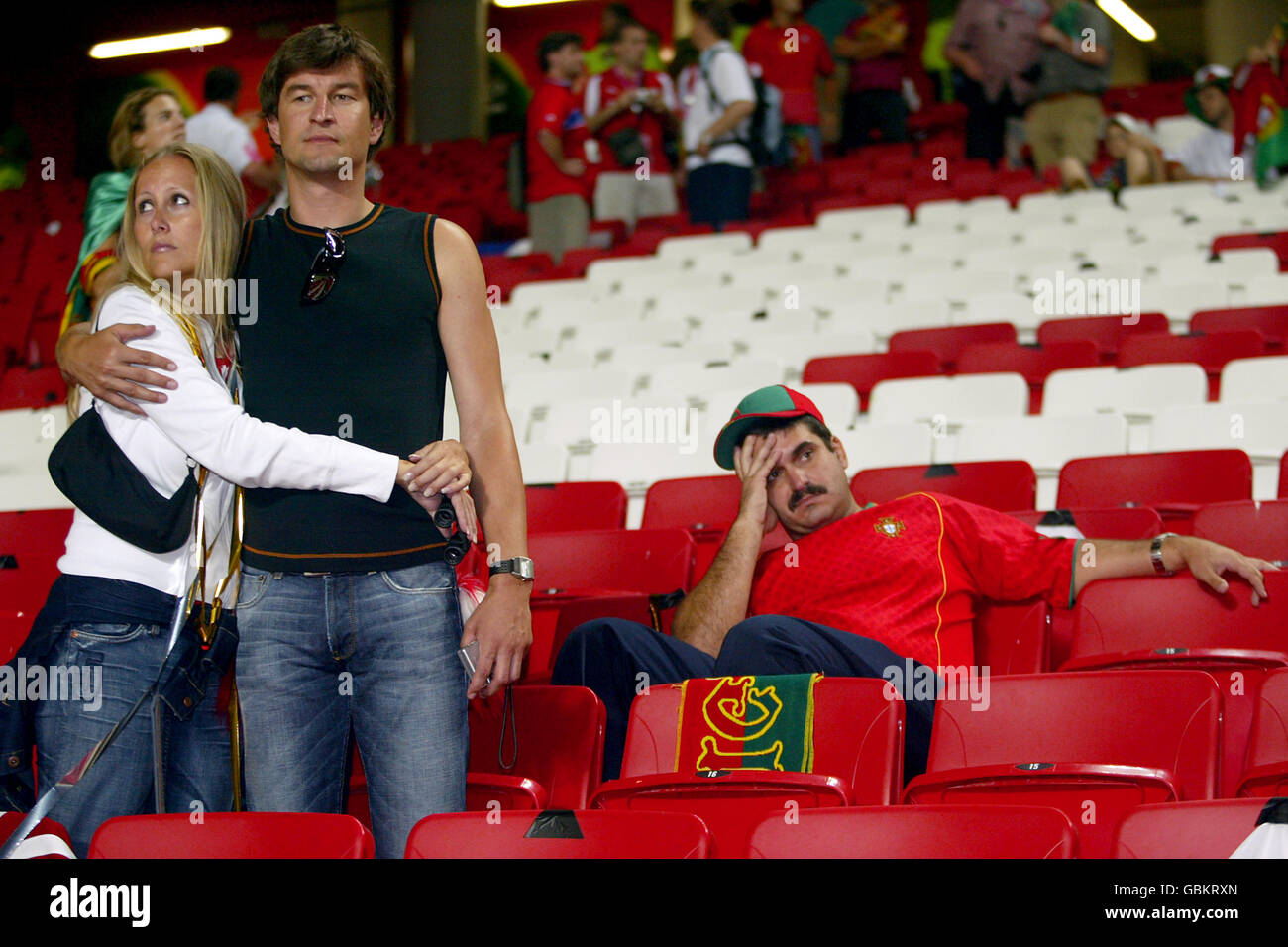 Fußball - UEFA-Europameisterschaft 2004 - Finale - Portugal - Griechenland. Dejected Portugal Fans Stockfoto