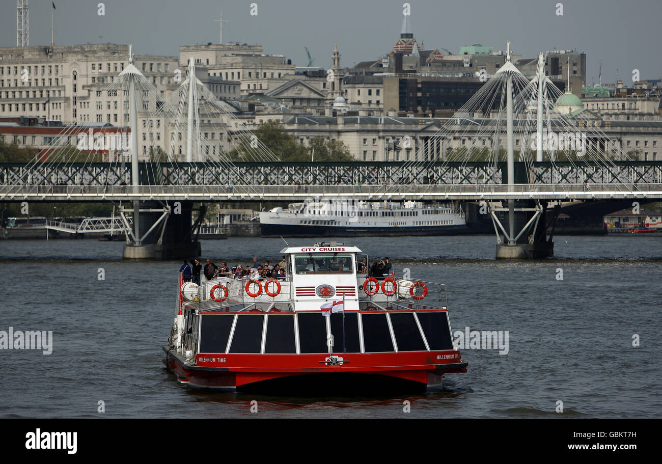 Transport - Wasser - Sightseeing Boote - London. Ein von City Cruises betriebenes Sightseeing-Boot fährt von der Hungerford Bridge auf der Themse ab. Stockfoto