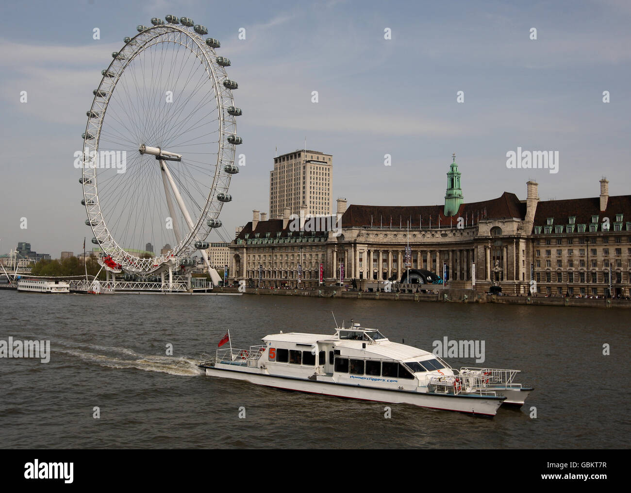 Ein von Thames Clippers betriebenes Sightseeing-Boot fährt am London Eye auf der Themse vorbei Stockfoto