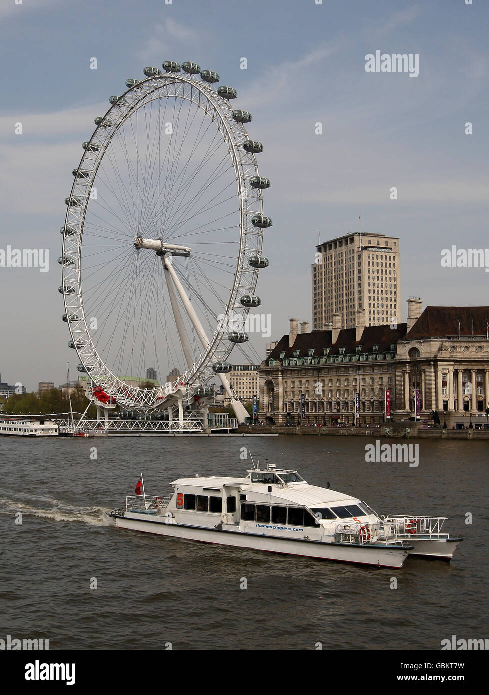 Ein von Thames Clippers betriebenes Sightseeing-Boot fährt am London Eye auf der Themse vorbei Stockfoto