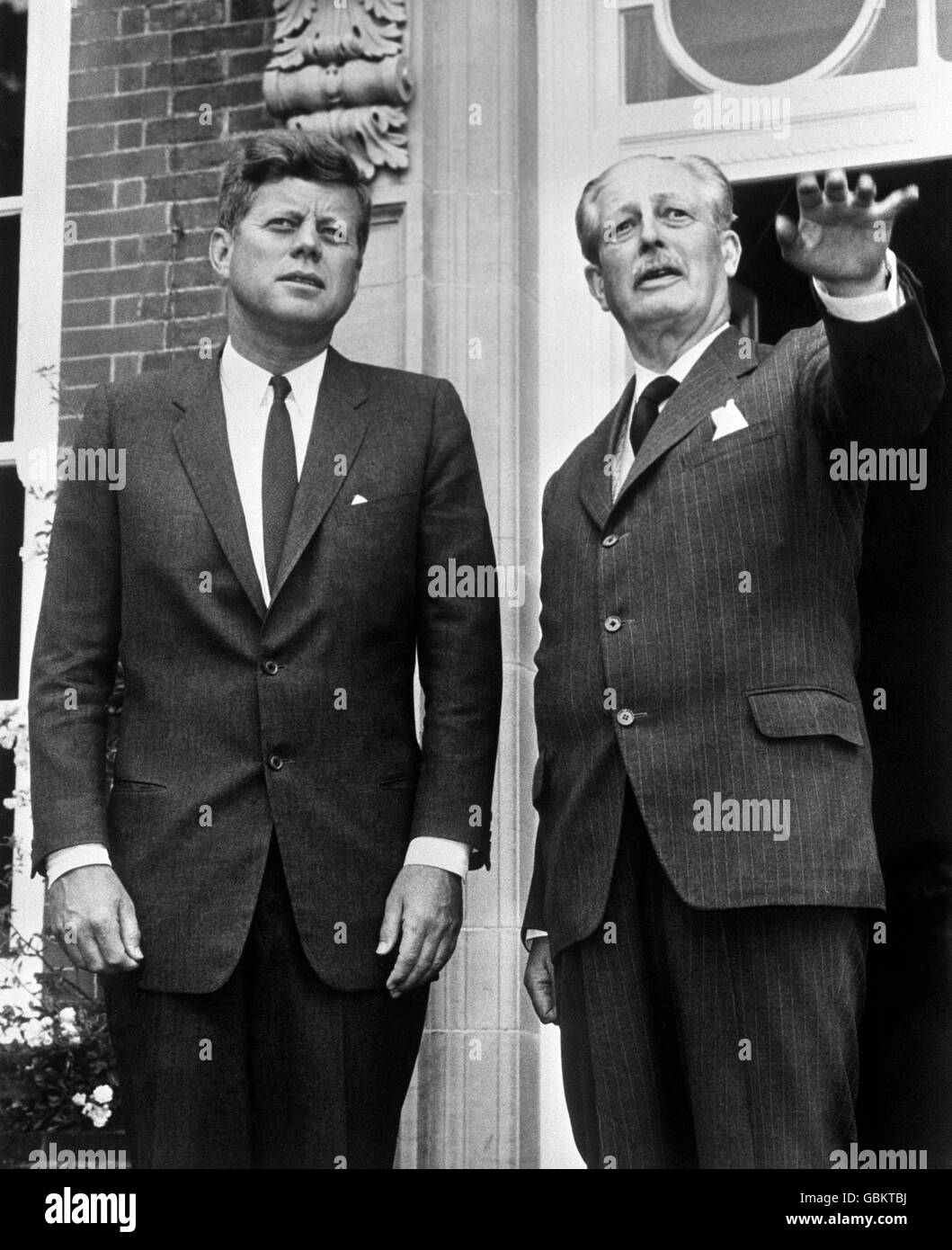 Archivbild, datiert 30/06/1963. Premierminister Harold Macmillan (R) weist auf die Lüge des Landes in Birch Grove, seinem Haus in Sussex, hin, um während einer Pause in ihren informellen Gesprächen kurz den US-amerikanischen Präsidenten John F. Kennedy zu besuchen Stockfoto