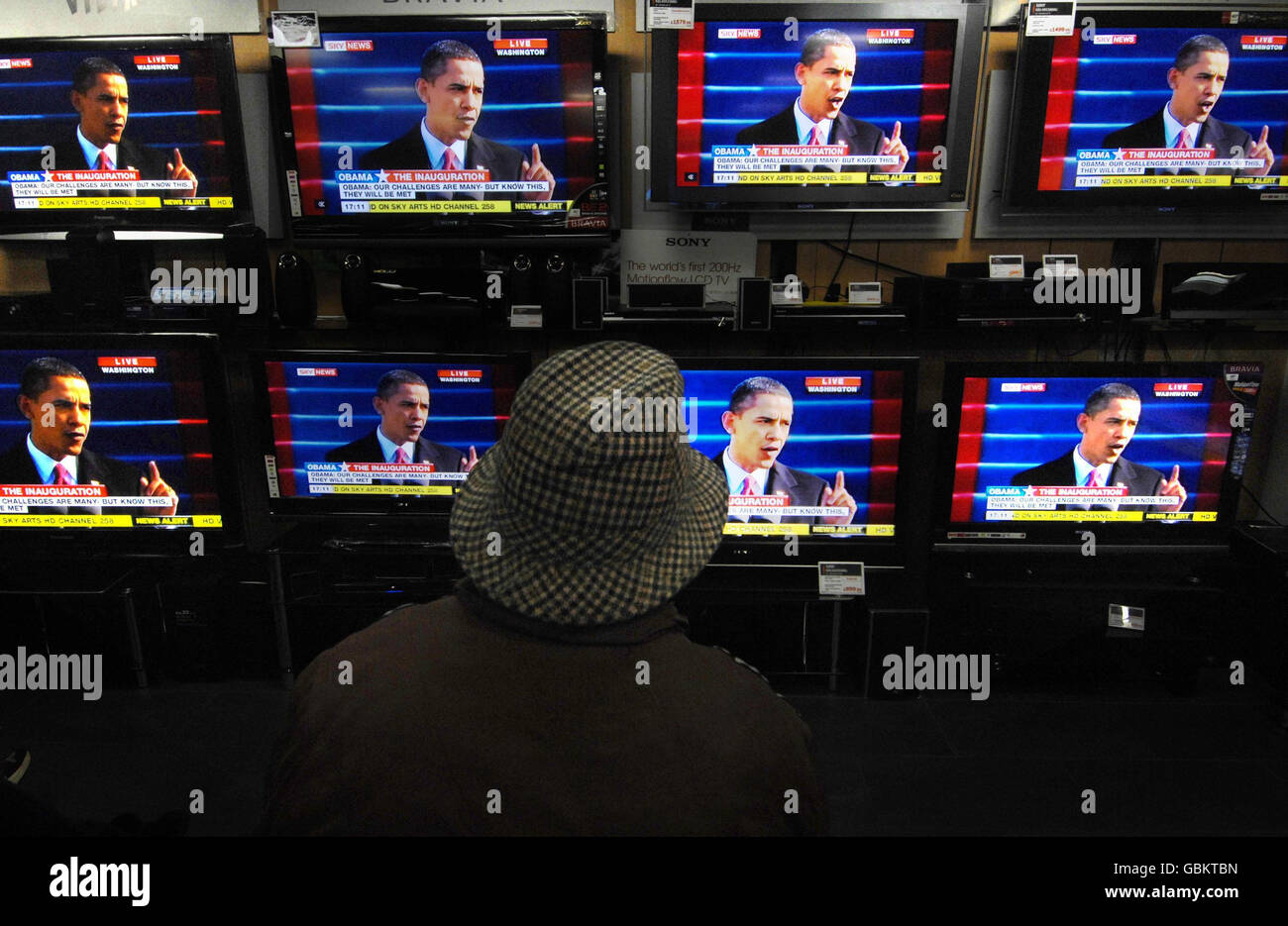 Archivbild, datiert 20/01/2009. Ein Mann beobachtet die Amtseinführung von Barack Obama in einem Elektrogeschäft an der Londoner Tottenham Court Road. Stockfoto