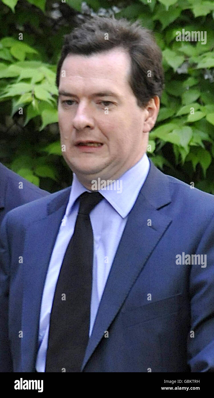 Der Schattenkanzler George Osborne kommt in der St. Bride's Church in der Fleet Street, London, zur Beerdigung des Senders, Schriftstellers und ehemaligen liberalen Abgeordneten Sir Clement Freud an. Stockfoto