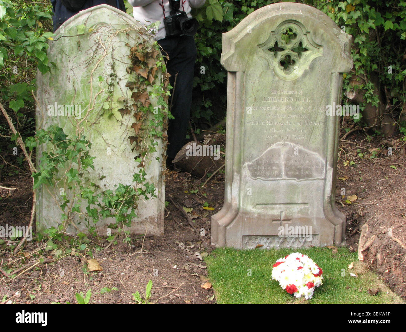 Das Grab von PC Richard Hill (rechts) auf dem Arnos Val Friedhof, Bristol. Das Grab wird heute dank der Bemühungen einer Polizeiarbeiterin, Elaine Rees, neu eingeweiht, die entdeckte, dass ihr Vorfahre PC Hill vor 140 Jahren ermordet hatte. Stockfoto