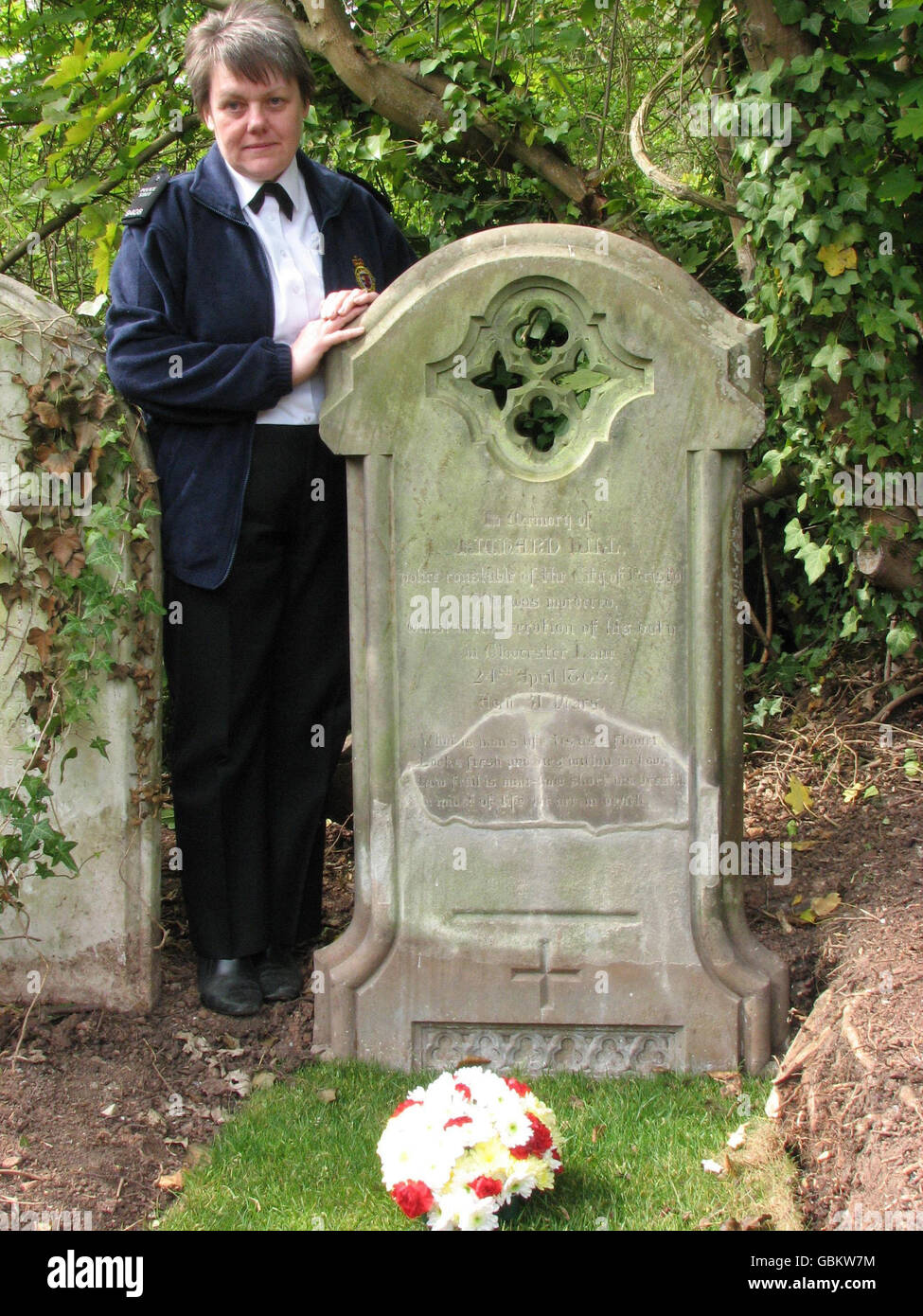 Die Polizeiarbeiterin Elaine Rees steht am Grab von PC Richard Hill auf dem Arnos Val Cemetery in Bristol. Das Grab wird heute dank der Bemühungen von Rees, die entdeckte, dass ihr Vorfahre PC Hill vor 140 Jahren ermordet hatte, neu eingeweiht. Stockfoto