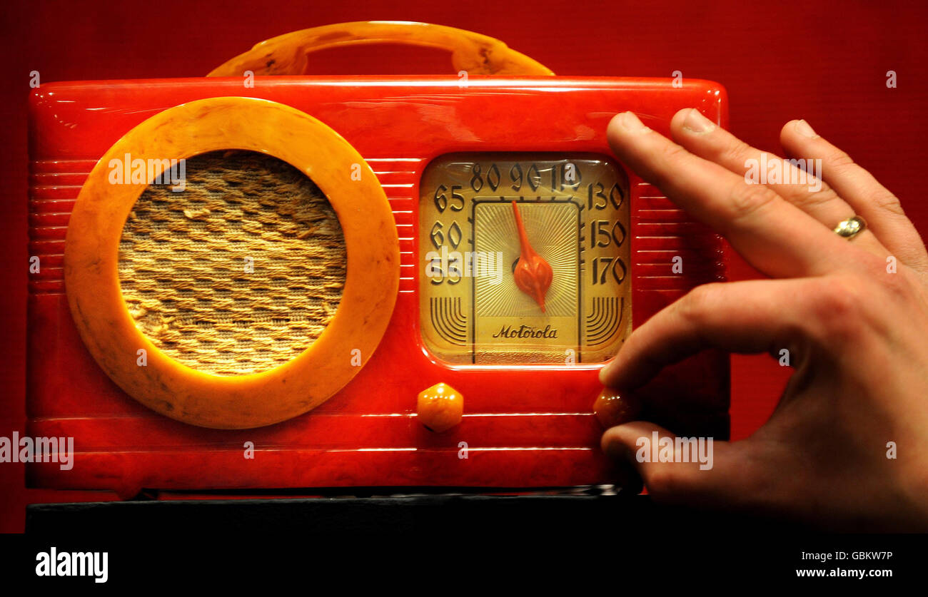 Ein wassermelonenrotes Motorola 50xc-Radio aus dem Jahr 1940, das auf 4,000-6000 geschätzt wird. Dies ist der Star von 148 Vintage-Plastikradios aus der ganzen Welt, die am 28. April in Knightsbridge, London, versteigert werden. Die Kollektion war im Besitz von Jeff Salmon und eine der wichtigsten ihrer Art in Großbritannien, bestehend aus vielen seltenen Sets von Herstellern wie Emerson, Motorola, Bendix, RCA und FADA, die in den 1930er bis 1950er Jahren hergestellt wurden. Stockfoto