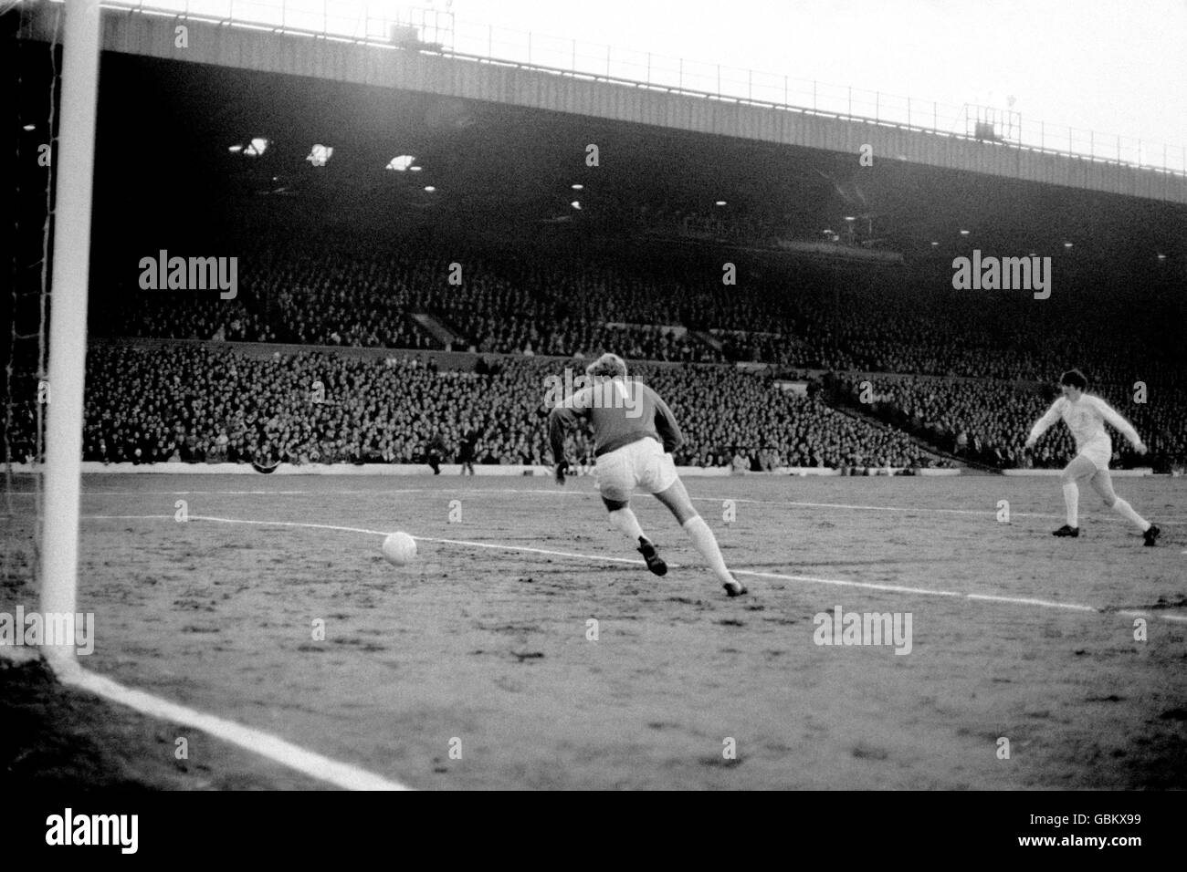 Leeds United Torhüter Gary Sprake (l) kriecht hilflos über seinen Tormund, um den Ball in das Netz für das Siegtor zu verhindern, erzielt von Celtic George Connelly (out of pic) Stockfoto