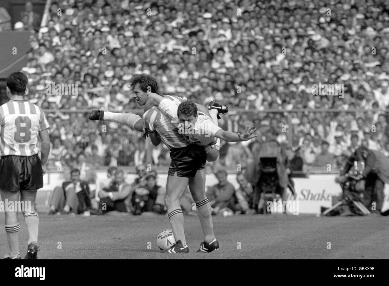Fußball - FA Cup - Finale - Coventry City gegen Tottenham Hotspur. Trevor Peake von Coventry City und Clive Allen von Tottenham Hotspur finden während des Spiels Zeit für einen Freestyle-Tanz Stockfoto