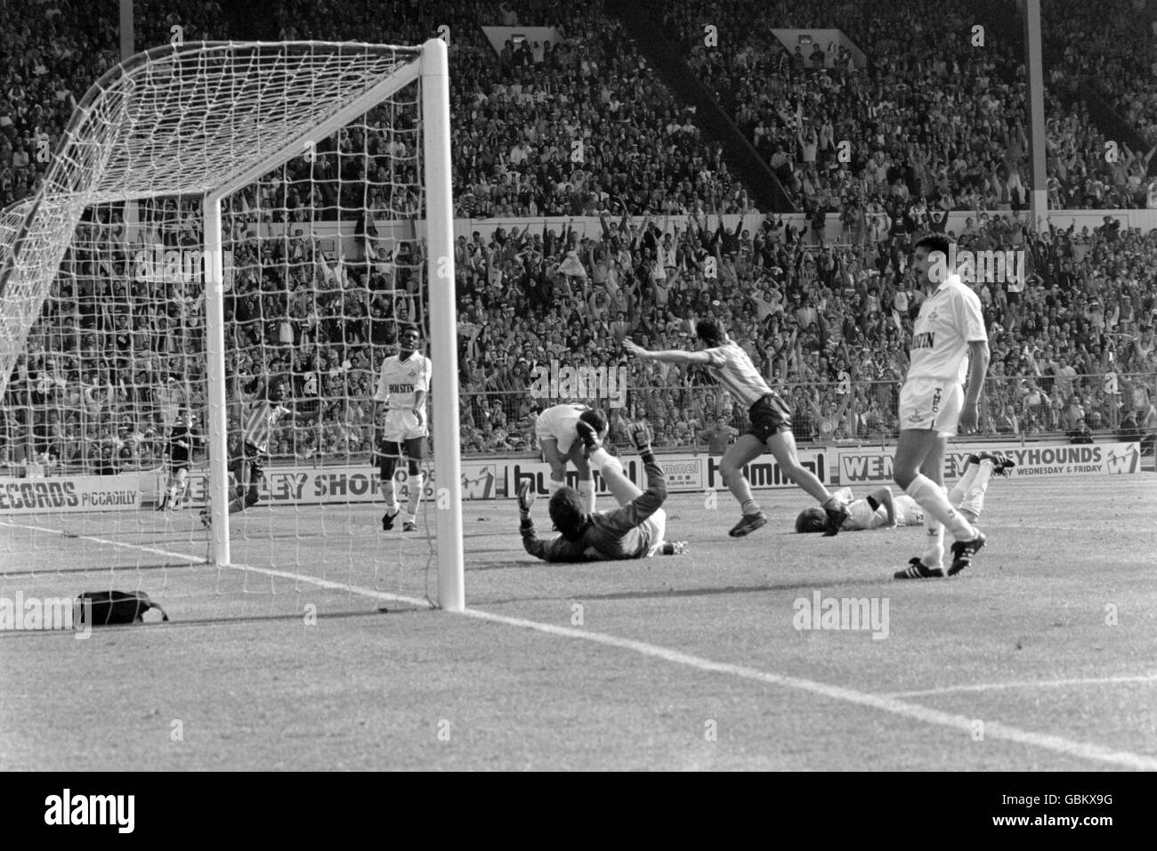 Nick Pickering von Coventry City (3. R) und Lloyd McGrath (l) feiern, nachdem Gary Mabbutt von Tottenham Hotspur (c, Bending) McGraths Kreuz in sein eigenes Netz für das Siegtor gelenkt hatte, zur Enttäuschung von Tottenhams Chris Hughton (r), Richard Gough (2. R), Ray Clemence (c, am Boden) und Mitchell Thomas (Zweite l) Stockfoto