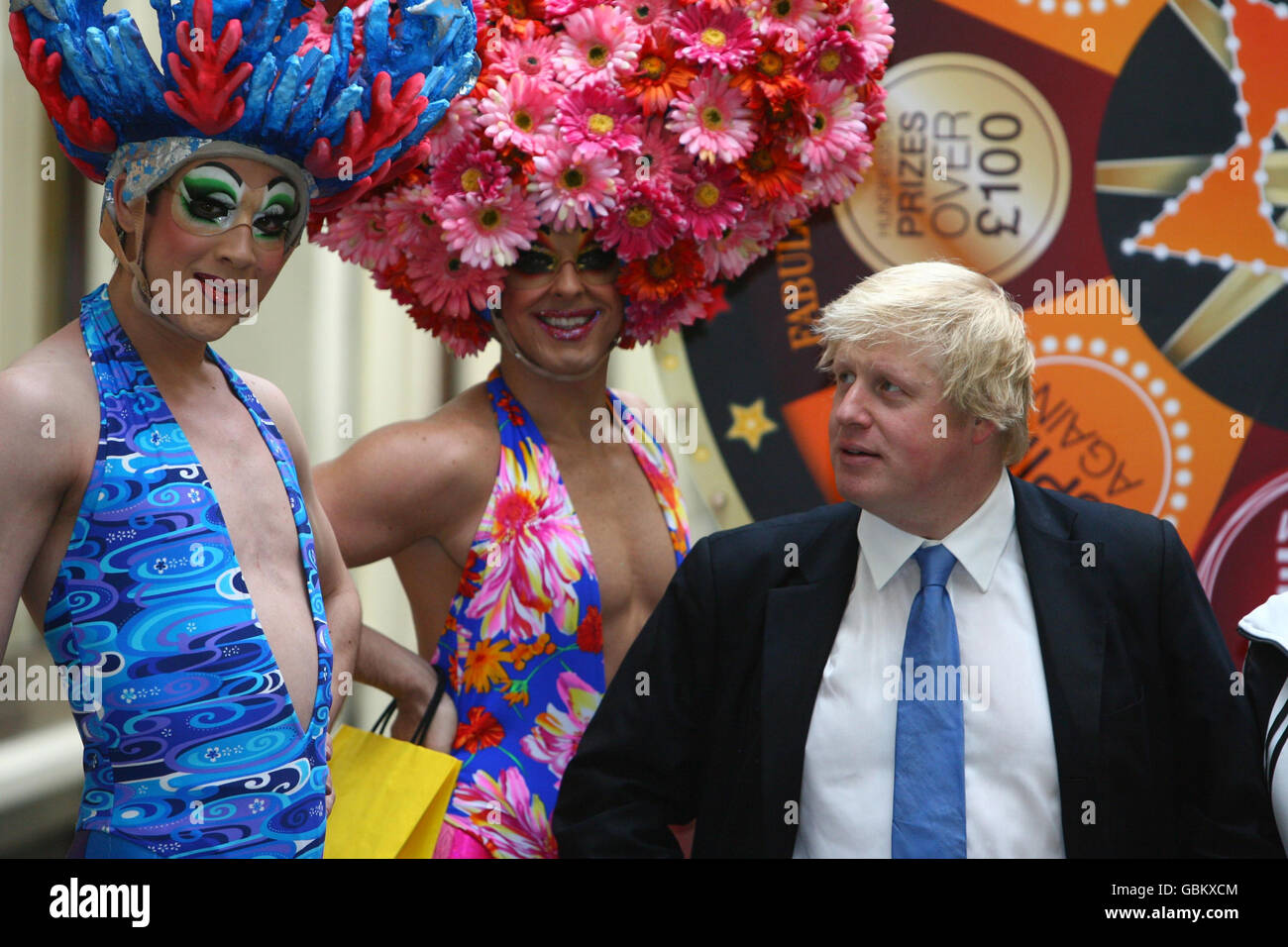 Der Bürgermeister von London Boris Johnson schließt sich den Darstellern des West End Musicals Priscilla Queen of the Desert The Musical an, um West End IT's Time in Covent Garden im Zentrum Londons zu eröffnen. Stockfoto