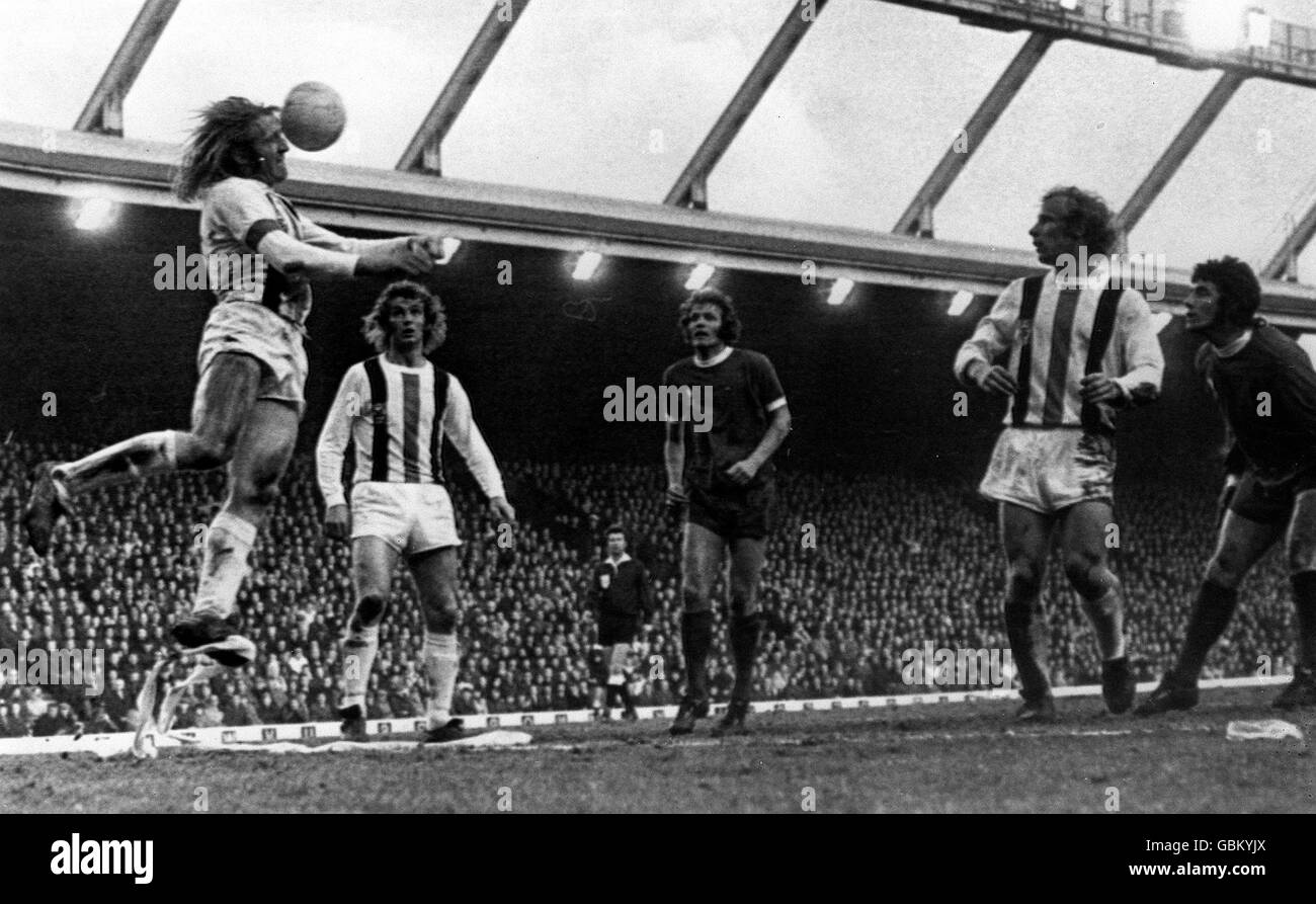 Borussia Monchengladbachs Gunter Netzer (l) steht klar im Kopf, beobachtet von den Teamkollegen Rainer Bonhof (zweite l) und Berti Vogts (zweite r) sowie von Liverpools John Toshack (dritte l) und Kevin Keegan (r) Stockfoto