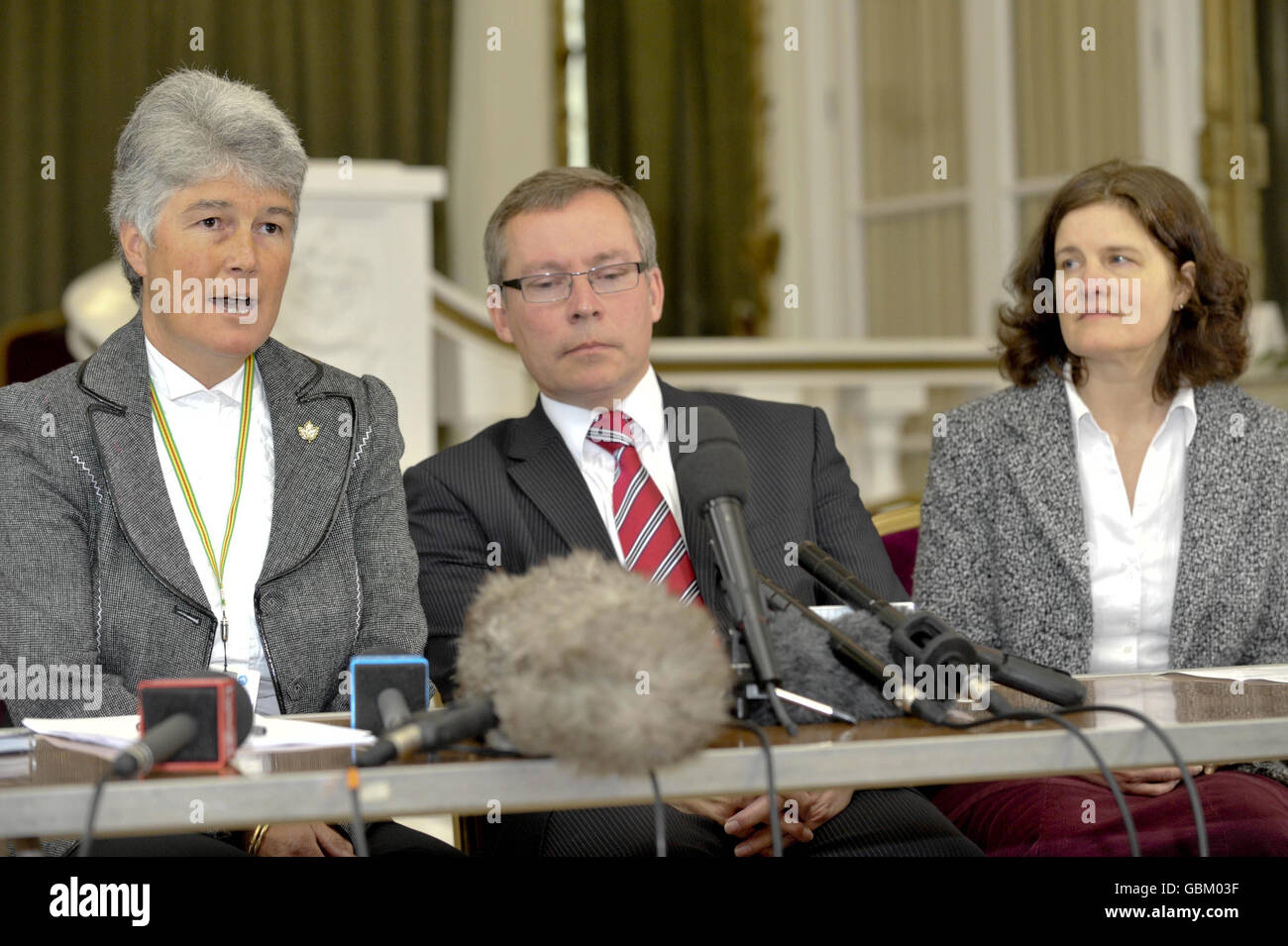 Prinzip des Paignton Community & Sports College Jane Englisch, links, Bürgermeister von Torbay Nick Bye und Dr. Sarah Harrison, Beraterin für öffentliche Gesundheit für Torbay Care Trust, rechts, sprechen auf einer Pressekonferenz im Oldway Mansion, Paignton, Devon, wo ein 12-jähriges Mädchen sich an der Schweinegrippe erkrankte. Stockfoto