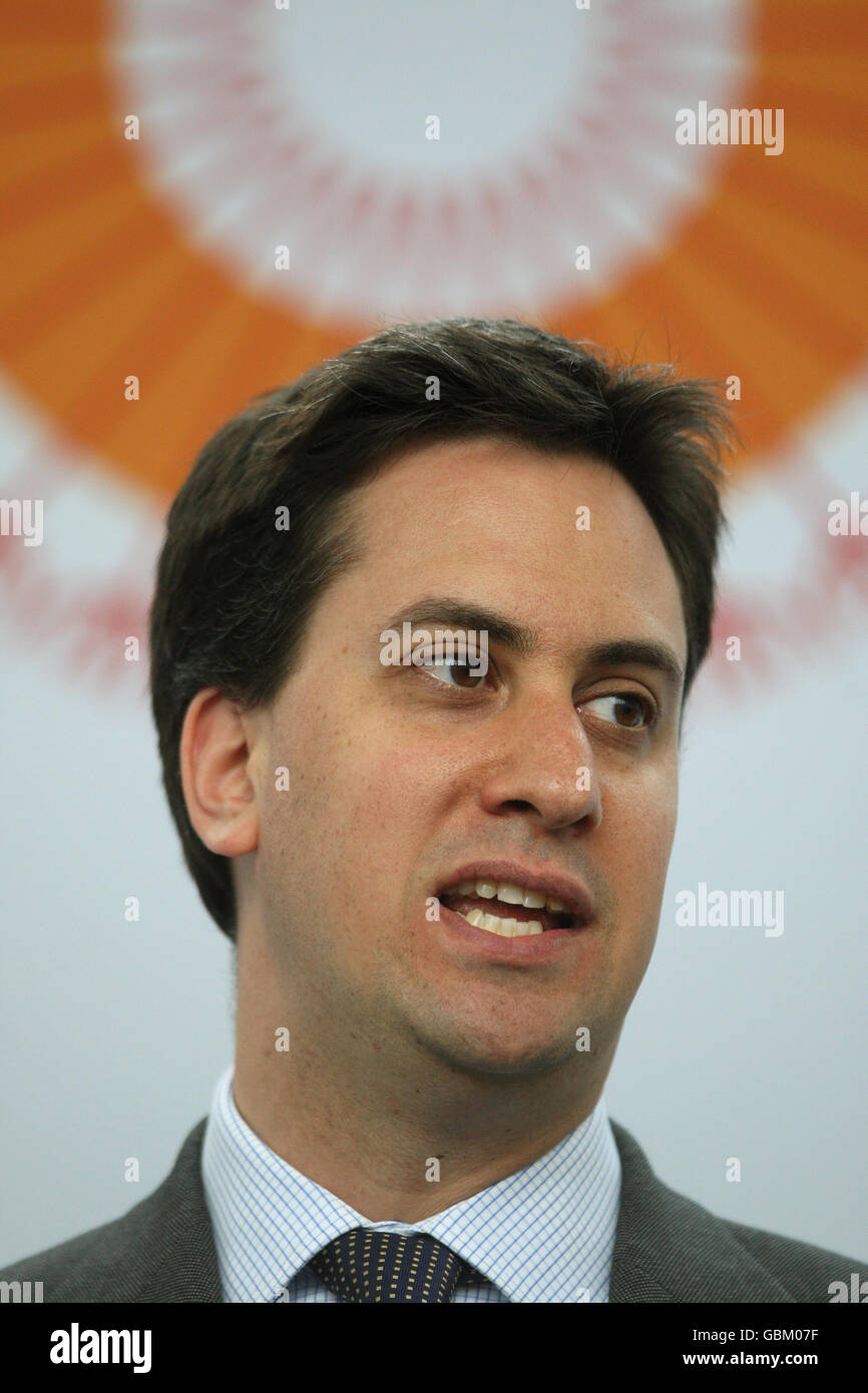 Ed Miliband, Minister für Energie und Klimawandel, spricht auf dem Prince's May Day Summit zum Klimawandel auf dem Old Billingsgate Market im Zentrum von London. Stockfoto