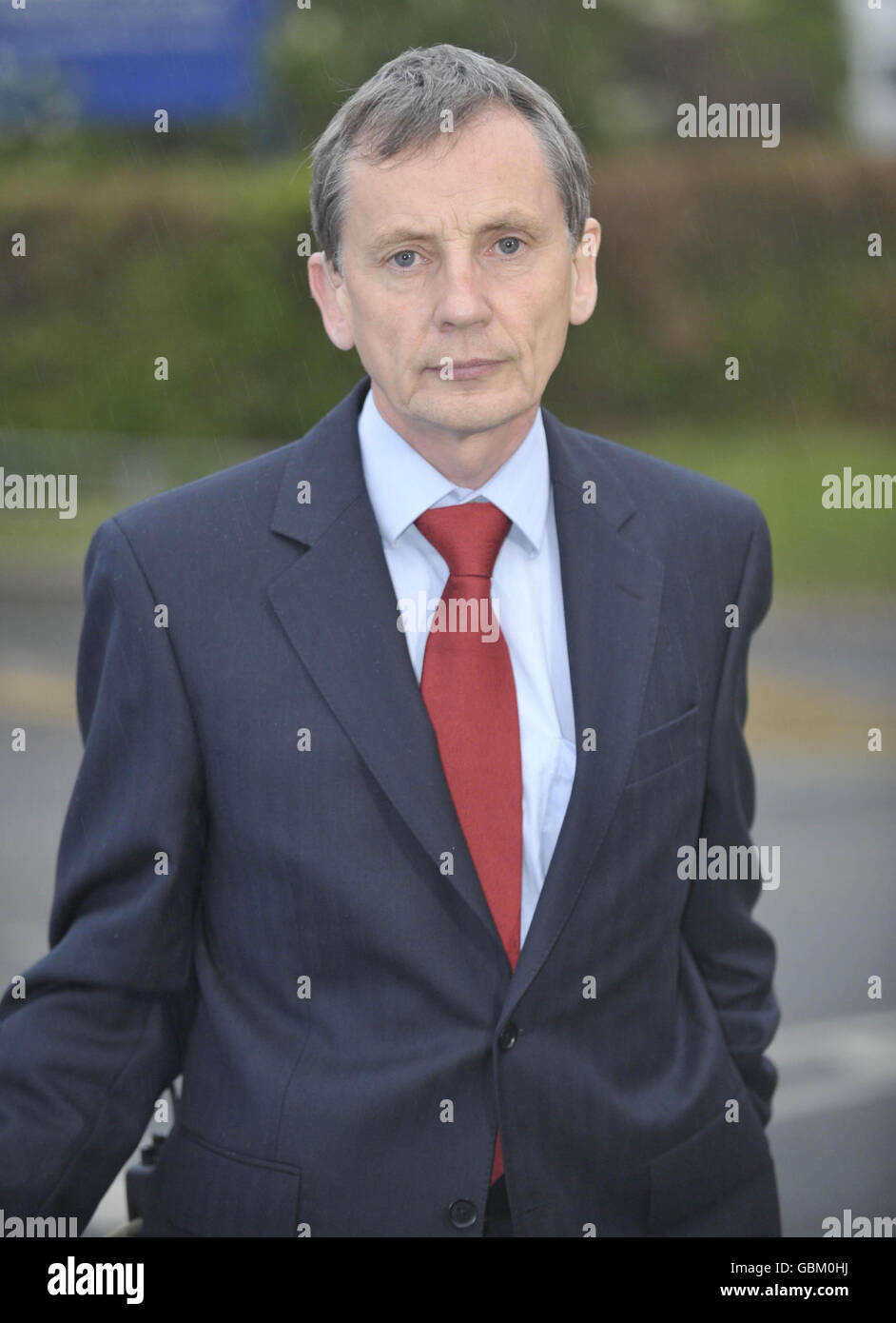 Regionaldirektor für öffentliche Gesundheit, Gabriel Scall vor der Downend School Technology College, South Gloucestershire, wo ein 12-jähriges Mädchen hat einen bestätigten Fall von Schweinegrippe. Stockfoto