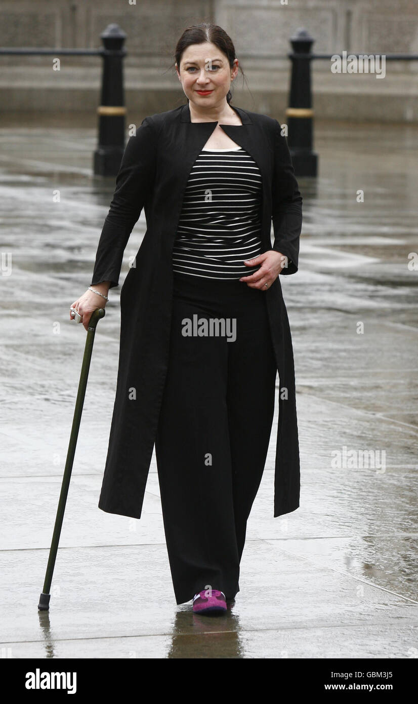 Gill Hicks MB schließt sich anderen Friedensprotestern an, die am Jahrestag des VE Day am Trafalgar Square im Zentrum von London eine Friedenslinie ziehen. Stockfoto