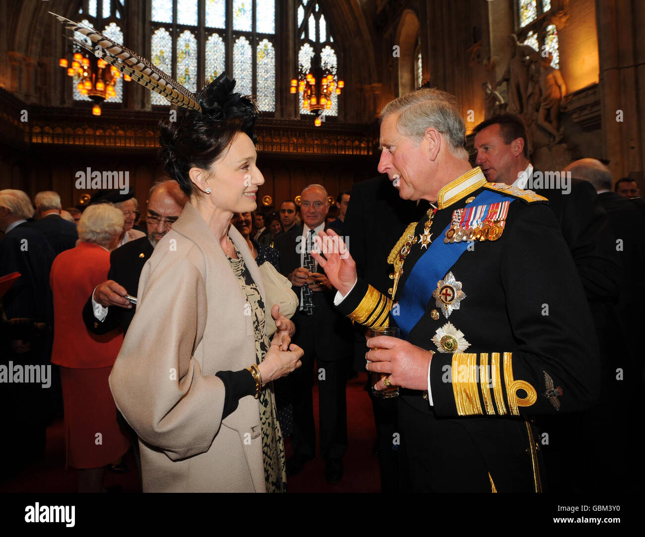 Der Prinz von Wales spricht mit der Schauspielerin Kristin Scott Thomas bei einem Empfang in Guildhall nach einem Gottesdienst in der St. Paul's Cathedral anlässlich des 100. Jahrestages der Marine Aviation. Fräulein Scott Thomas, die 1966 ihren Vater, einen Fleet Air Arm Pilot in einem Sea Vixen, und später ihren Stiefvater, 1971 ebenfalls Fleet Air Arm Pilot in einem Phantom, verlor, sprach beim Gottesdienst. Stockfoto