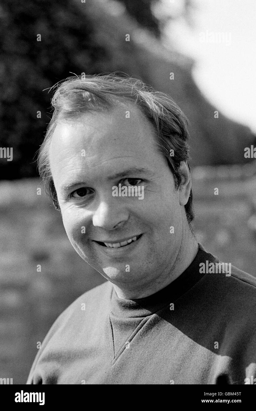 Charles Collingwood, Radioschauspieler, der Brian Aldridge in The Archers, der am längsten laufenden rustikalen Radioserie der Welt, spielt. Charles ist mit Judy Bennett, einer weiteren Darstellerin, verheiratet, die Schula Archer spielt. Stockfoto