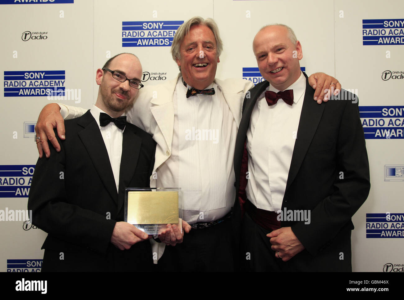 Michael Mansfield QC (Mitte) mit Adam Fowler und Steve Urquhart, die den Community Award für „A Sound Fix“ (Prison Radio Association for Electric Radio Brixton) bei den Sony Radio Academy Awards im Grosvenor House im Zentrum von London gewonnen haben. Stockfoto