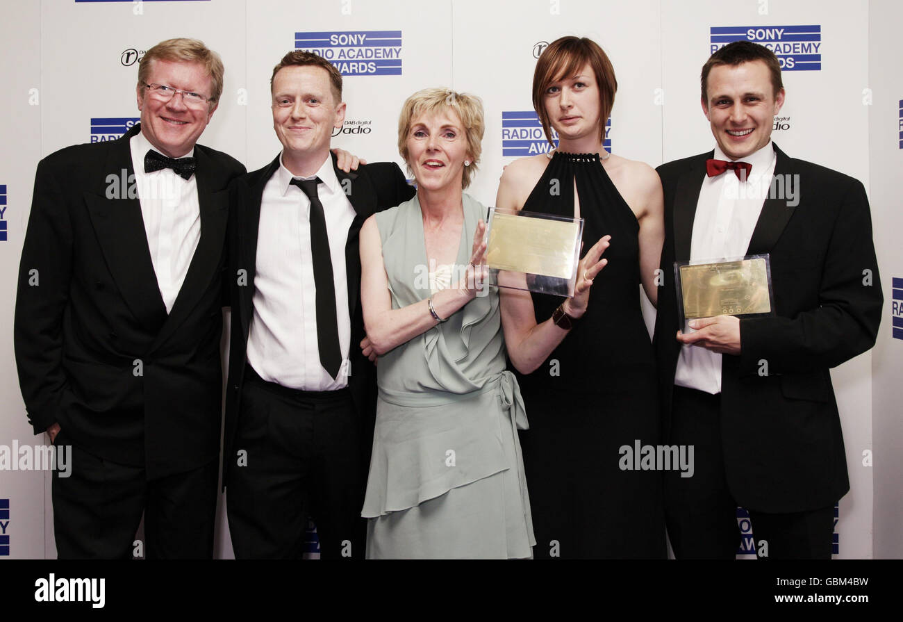 David Jensen (links), der den Listener Participation Award an Electric Radio Brixtons Daily Show (der auch den Community Award gewann), (von links nach rechts) Phil Maguire, Roma Hooper, Kim Townsend und Andrew Wilkie, bei den Sony Radio Academy Awards, im Grosvenor House im Zentrum von London überreichte. Stockfoto