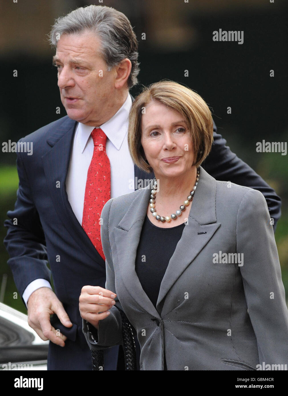 Die Sprecherin des US-Repräsentantenhauses Nancy Pelosi und ihr Mann Paul kommen in der Downing Street zu einem Treffen mit dem Premierminister an. Stockfoto