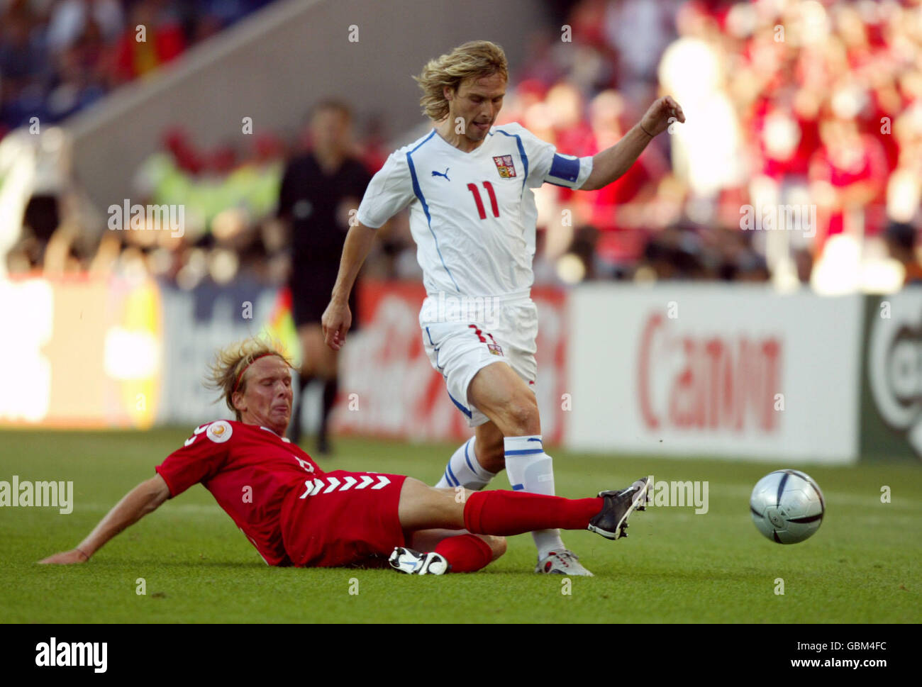 Fußball - UEFA-Europameisterschaft 2004 - Viertelfinale - Tschechische Republik / Dänemark. Der tschechische Pavel Nedved wird vom dänischen Christian Poulsen angegangen Stockfoto