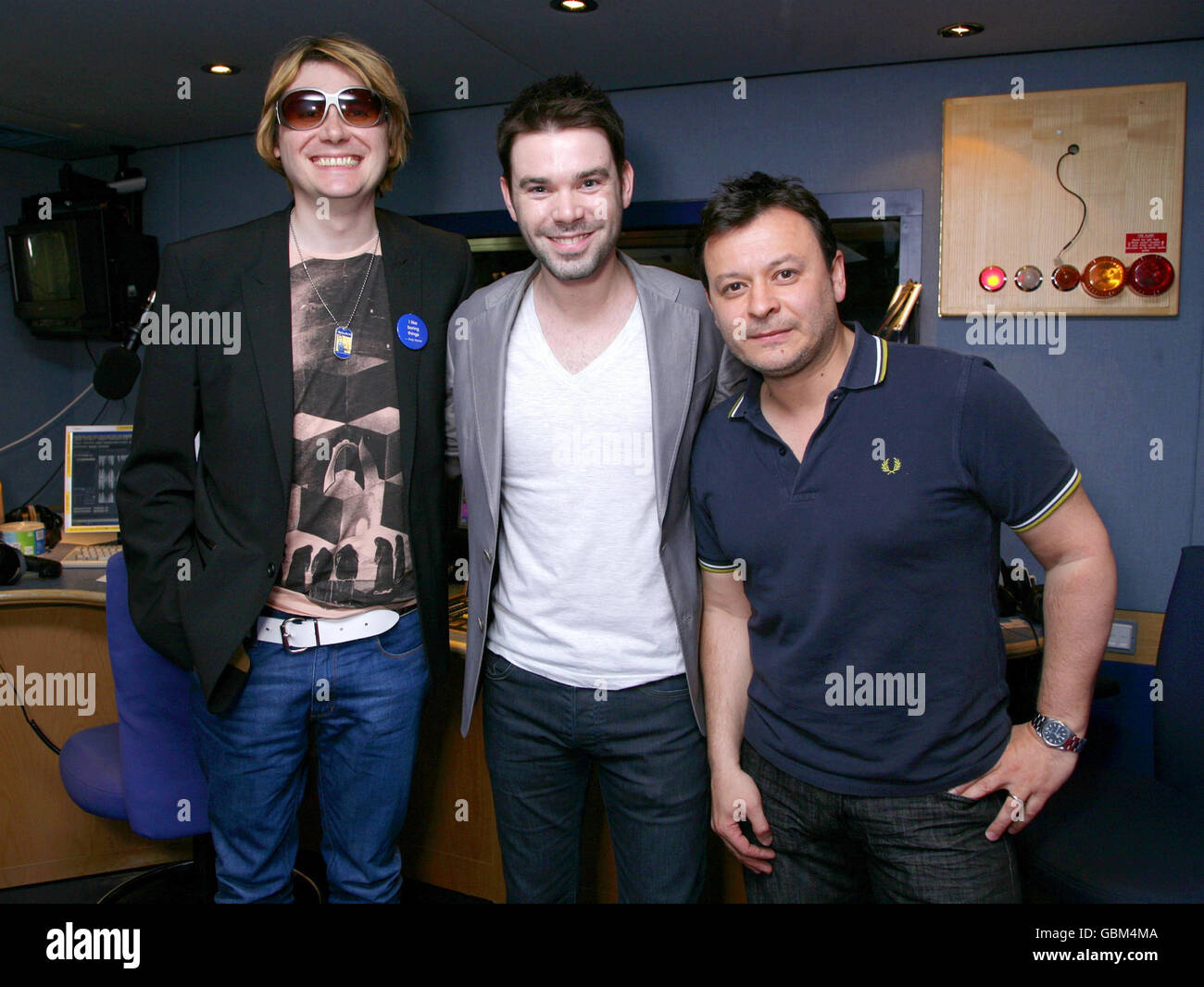 James Dean Bradfield (rechts) und Nicky Wire (links) von den Manic Street Preachers mit Moderator Dave Berry bei einem Besuch bei Capital Radio am Leicester Square im Zentrum von London. Stockfoto