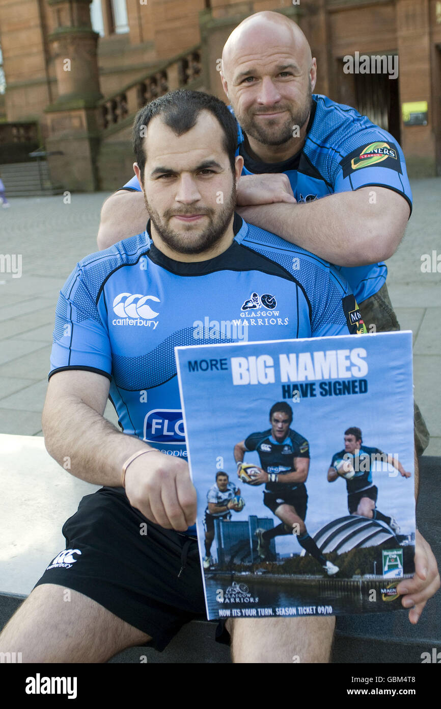 Kevin Tkachuk und Ed Kalman von Glasgow Warriors (links) während der Saisonkarte, Promotion-Fotoaktion in der Kelvingrove Art Gallery, Glasgow. Stockfoto