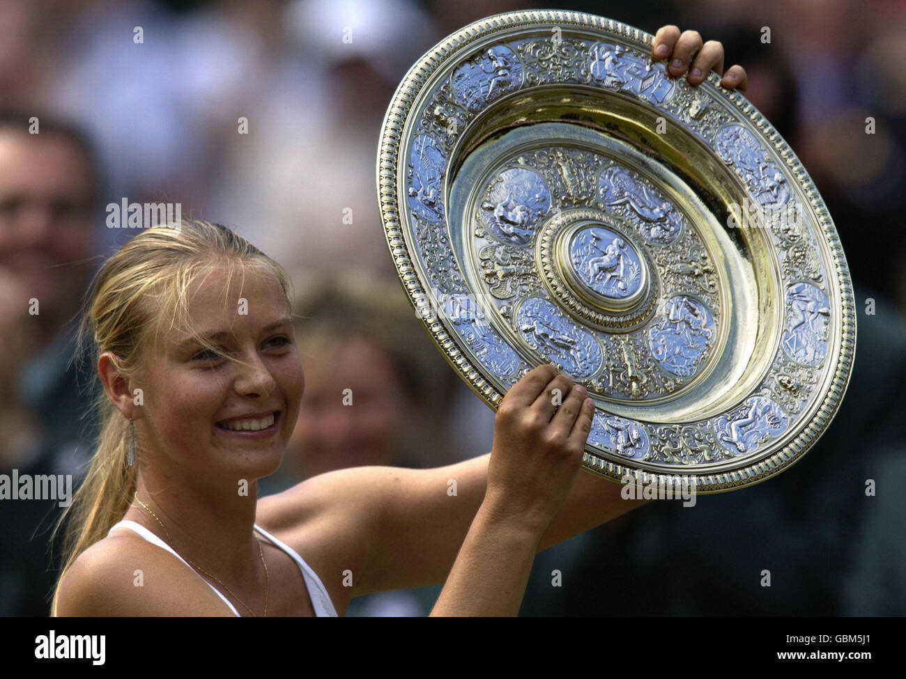 Tennis - Wimbledon Championships - Dameneinzel - Finale - Maria Sharapova gegen Serena Williams. Maria Sharapova zeigt die Venus Rosewater Dish, nachdem sie das Einzel-Finale der Damen in geraden Sätzen gewonnen hat Stockfoto