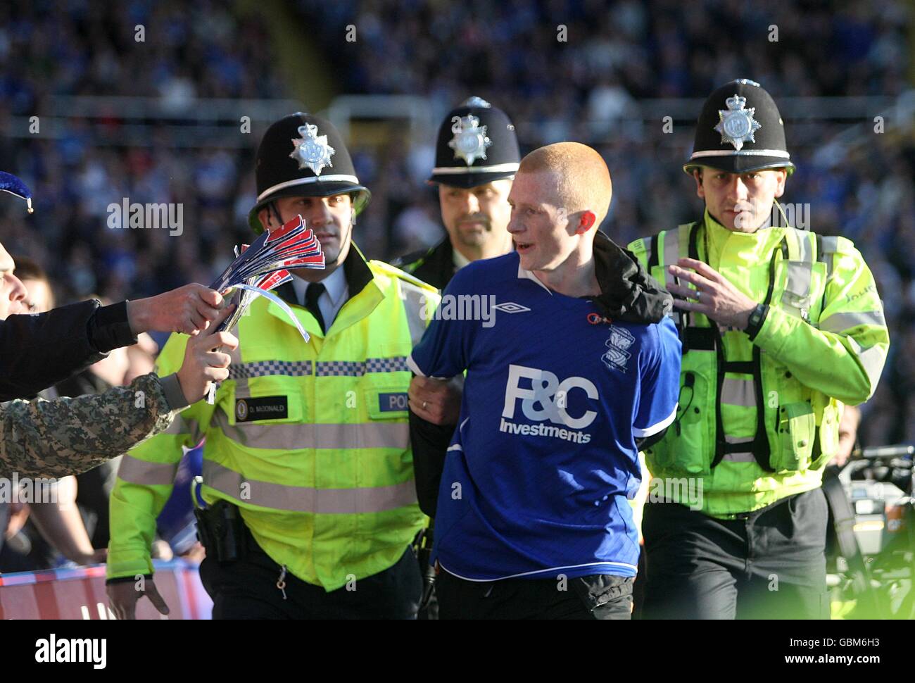 Fußball - Coca-Cola Football League Championship - Birmingham City / Preston North End - St Andrews' Stadium. Ein Fan wird von der Polizei aus dem Stadion begleitet Stockfoto
