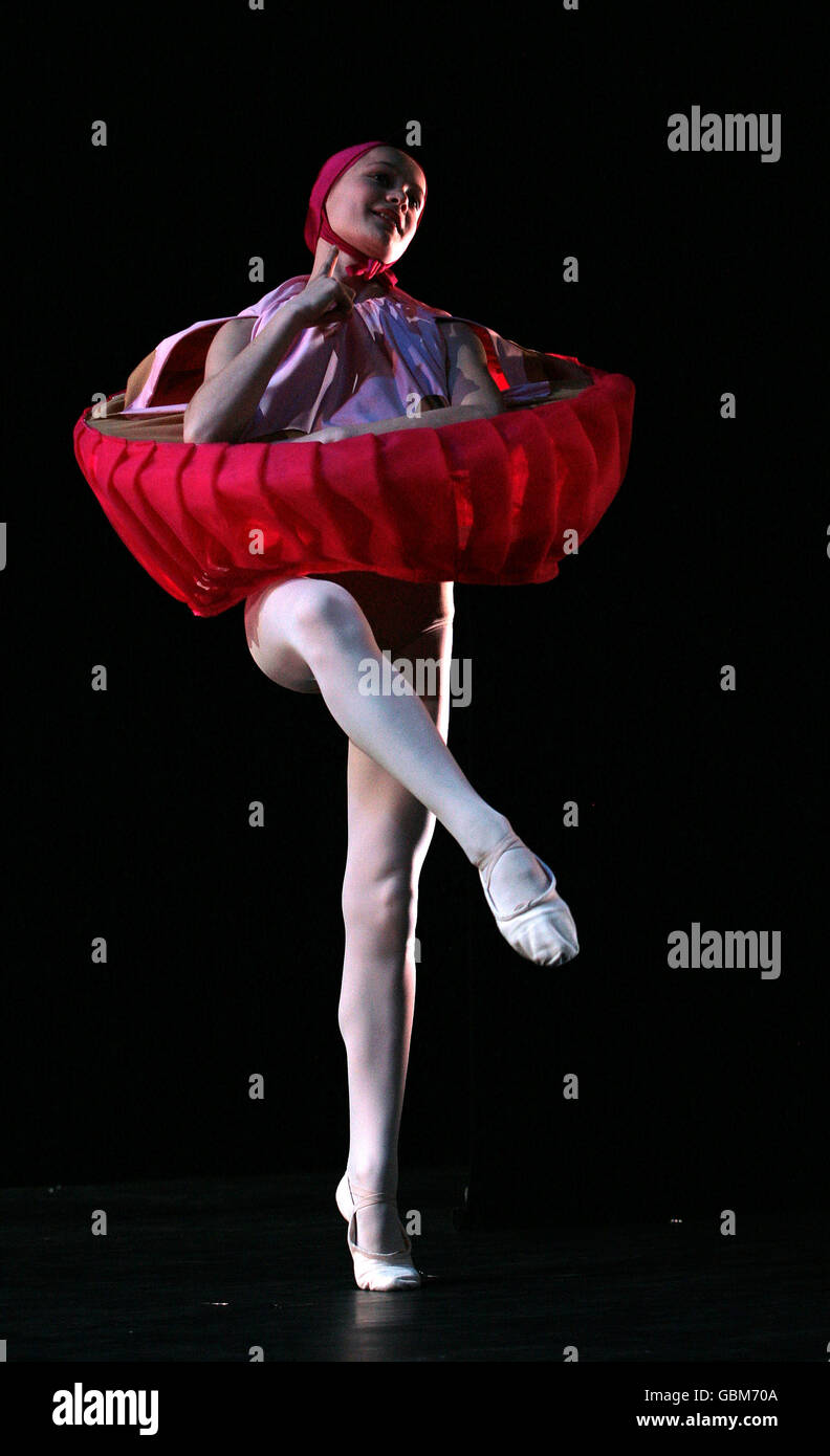 Die Tänzerin in Kostüm als Tasse Kuchen aus dem London Children's Ballet tritt in der Comapny-Produktion von Schneewittchen im Peacock Theatre, London. Stockfoto