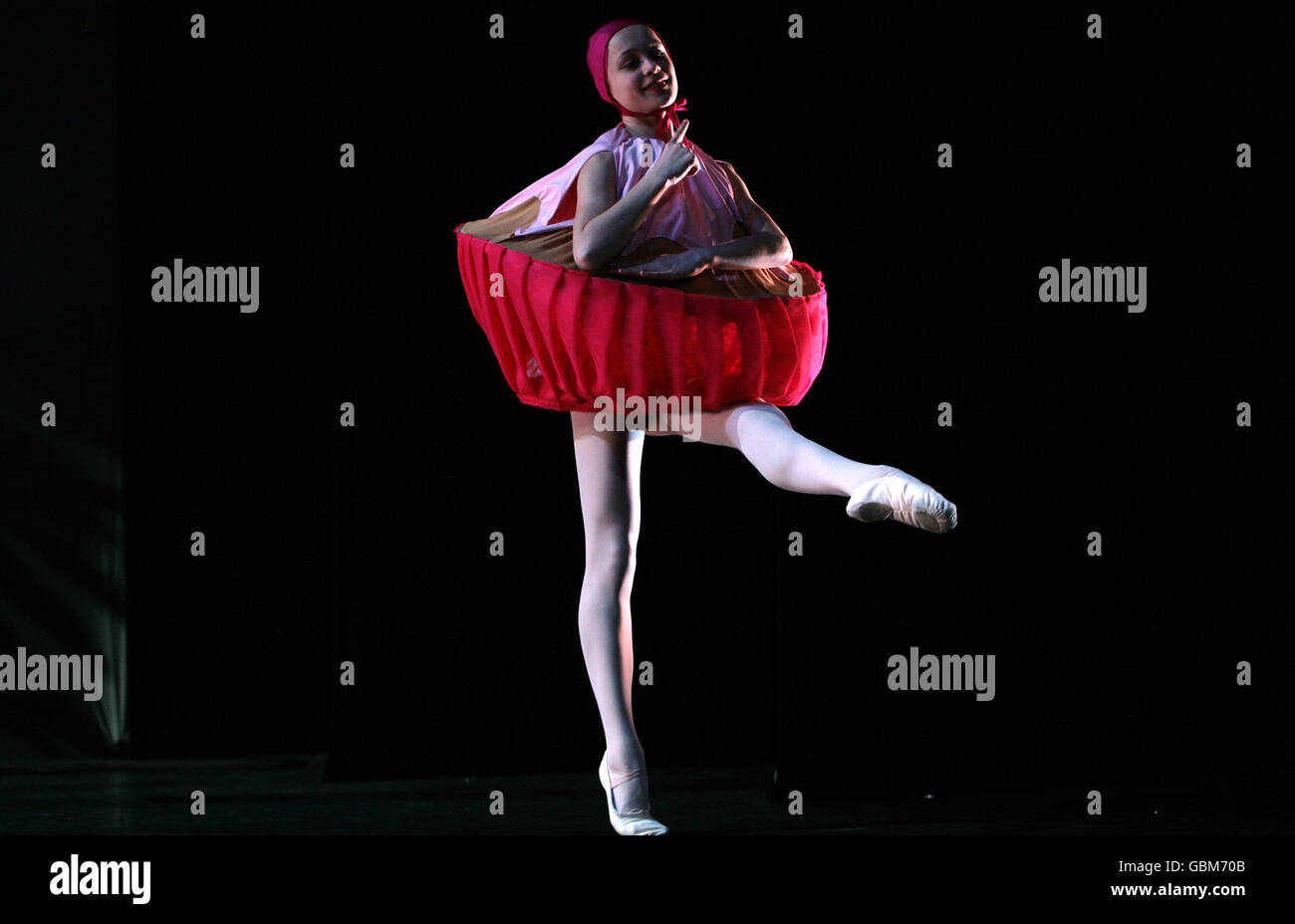 Die Tänzerin in Kostüm als Tasse Kuchen aus dem London Children's Ballet tritt in der Comapny-Produktion von Schneewittchen im Peacock Theatre, London. Stockfoto