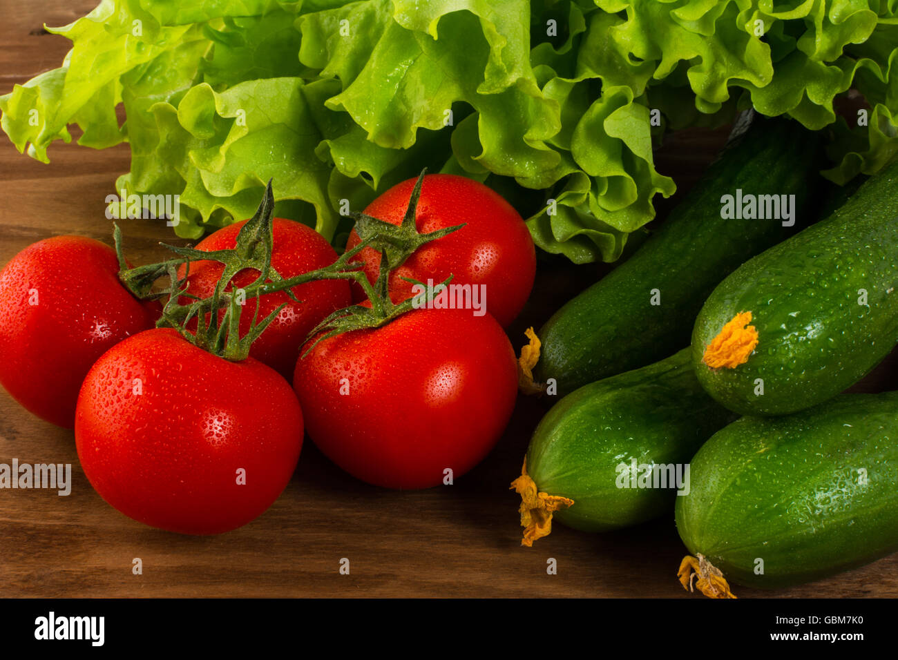 Gesunde Ernährung-Konzept.  Tomaten.  Gurke.  Gesunde Ernährung. Reife Gemüse. Frisches Gemüse. Cherry-Tomate. Stockfoto