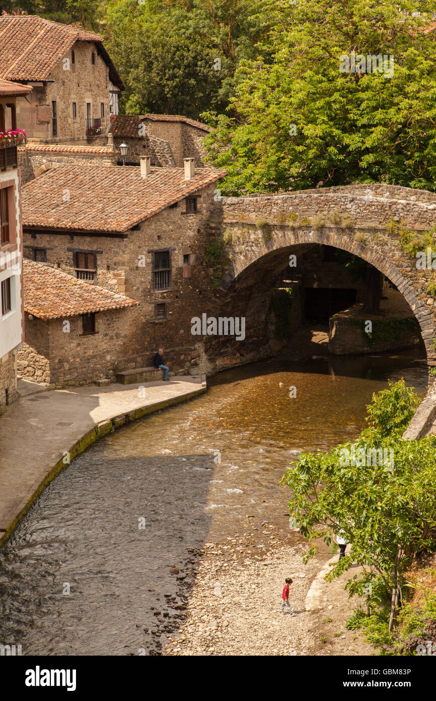 Die mittelalterliche Brücke San Cayetano über den Fluss Deva in der Stadt Potes in den Picos de Europa-Nordspanien Stockfoto