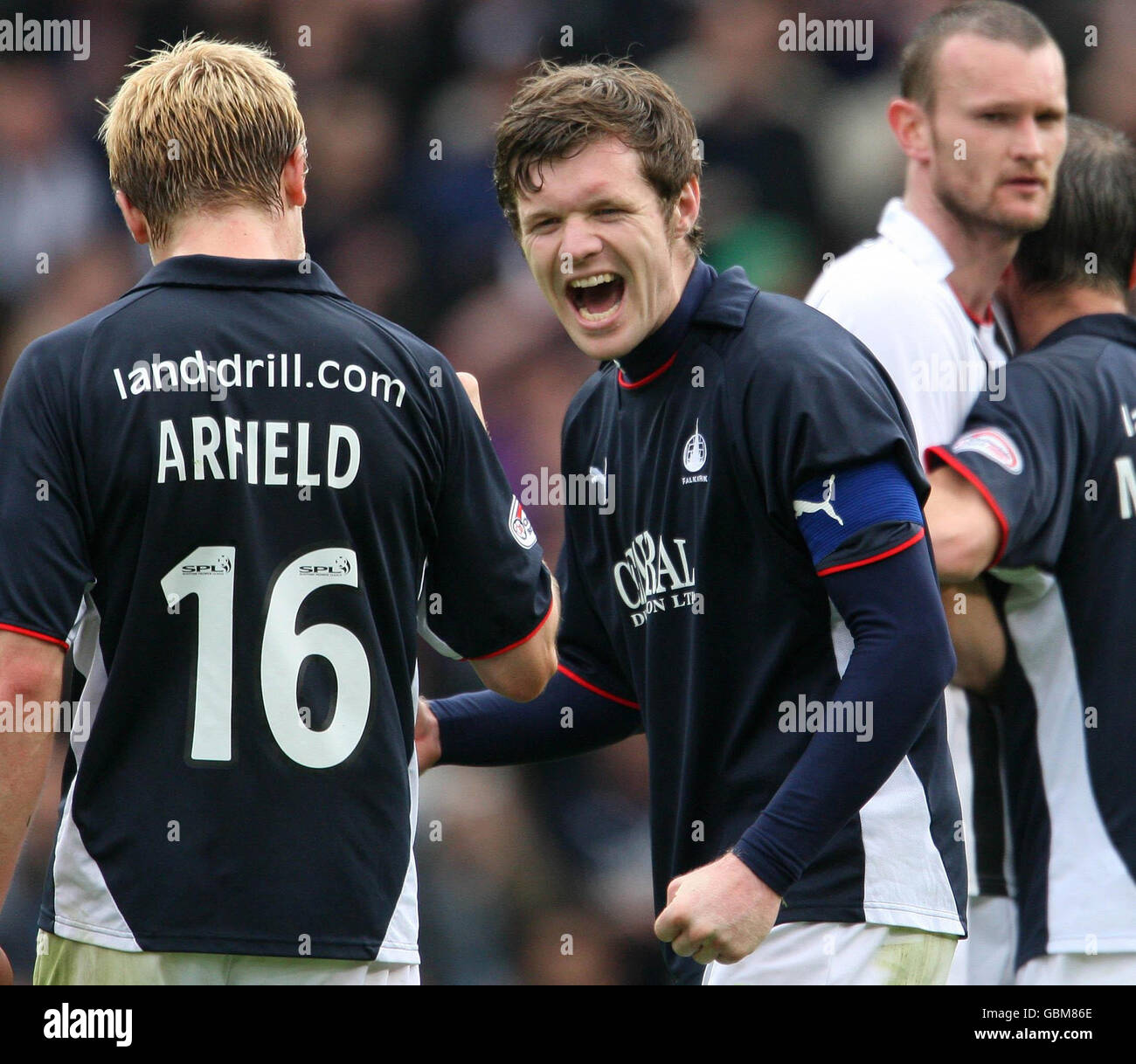 Darren Barr von Falkirk (Mitte) feiert mit Teamkollege Scott Arfield beim letzten Pfiff während des Halbfinalmatches des Homecoming Scottish Cup in Hampden Park, Glasgow. Stockfoto