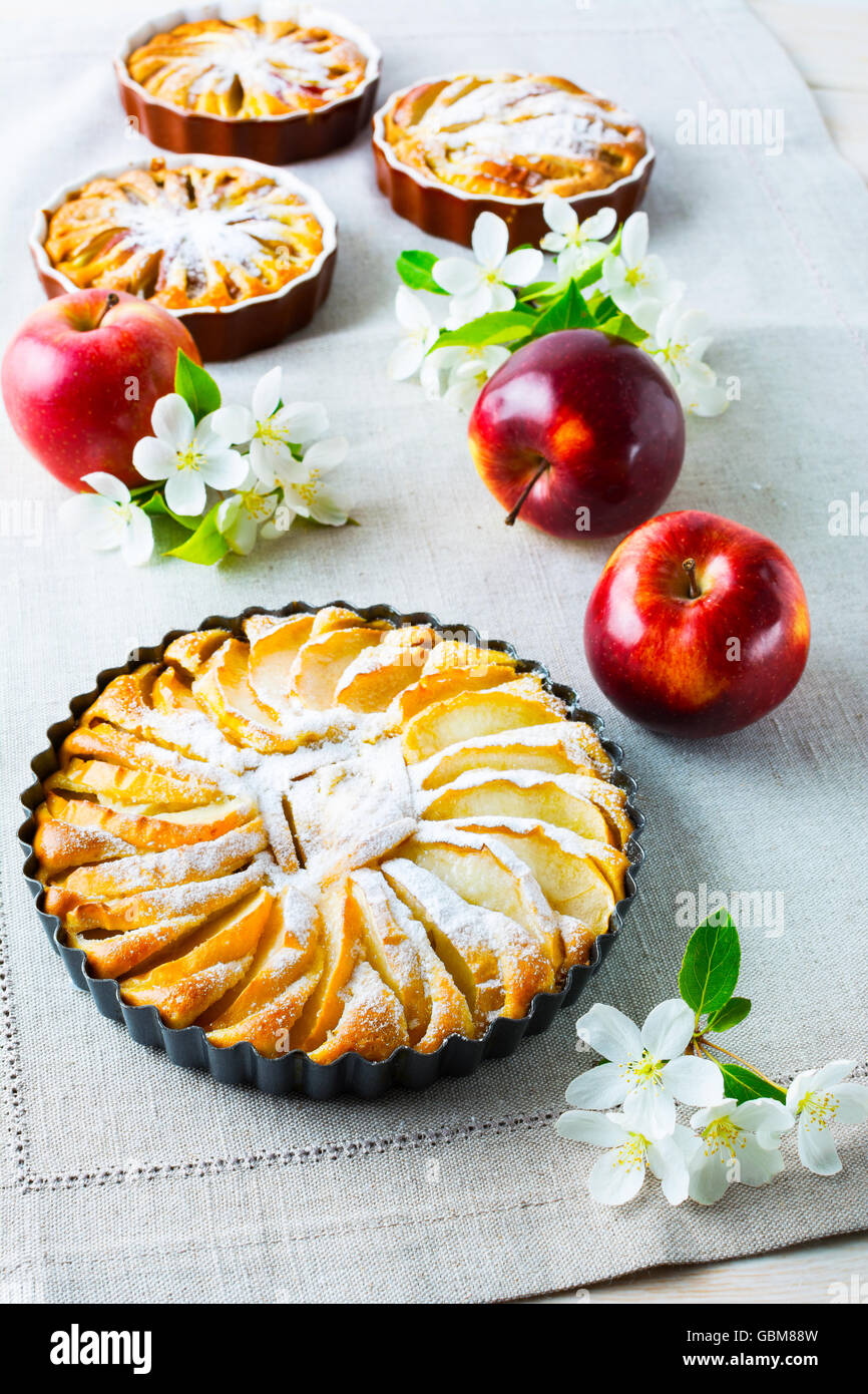 Hausgemachter Apfelkuchen vertikale. Hausgemachter Apfelkuchen. Süße Cupcake. Gourmet-Cupcakes. Süßes Dessert. Süßes Gebäck. Hausgemachte Desserts Stockfoto