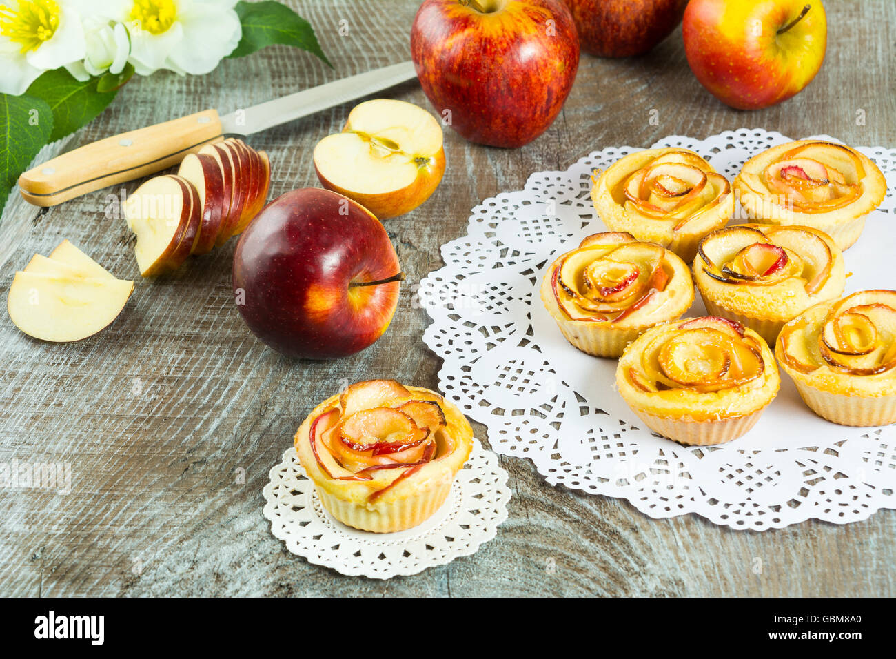 Hausgemachte rose Apfelkuchen. Hausgemachter Apfelkuchen. Süße Cupcake. Gourmet-Cupcakes. Süßes Dessert. Süßes Gebäck. Hausgemachte Desserts. A Stockfoto