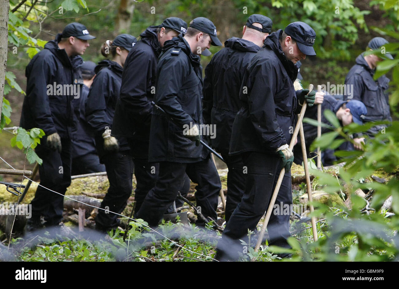Offiziere der North West Counter Terrorism Unit durchsuchten im Rahmen der laufenden Operation nach Polizeirazzien Anfang des Monats ein Gebiet des öffentlichen Parks Heaton Park im Norden von Manchester. Stockfoto