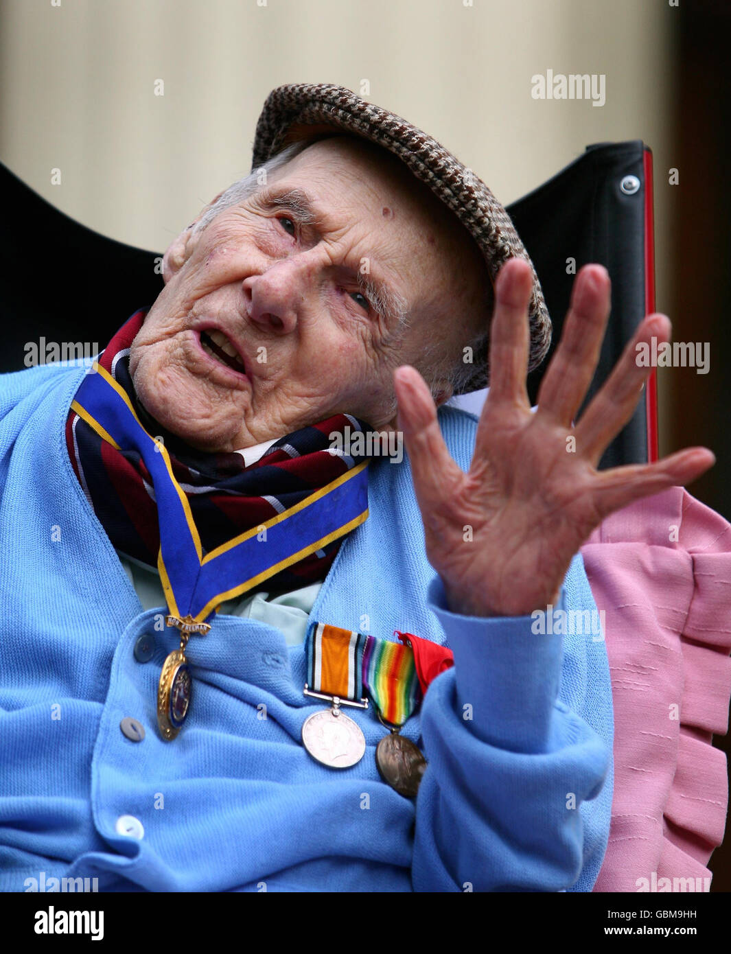 Henry Allingham waves Auf Wiedersehen, nachdem er zum Ehrenfreeman von Brighton und Hove im Rathaus von Brighton in Brighton, East Sussex, ernannt wurde. Stockfoto