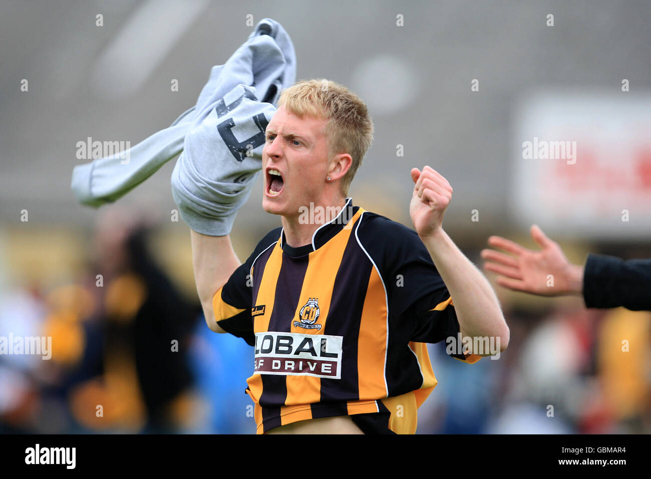 Fußball - Blue Square Premier League - Play Off - Halbfinale - zweite Etappe - Cambridge United gegen Stevenage Borough - The Trade R... Ein Fan von Cambridge United feiert nach dem letzten Pfiff auf dem Platz. Stockfoto